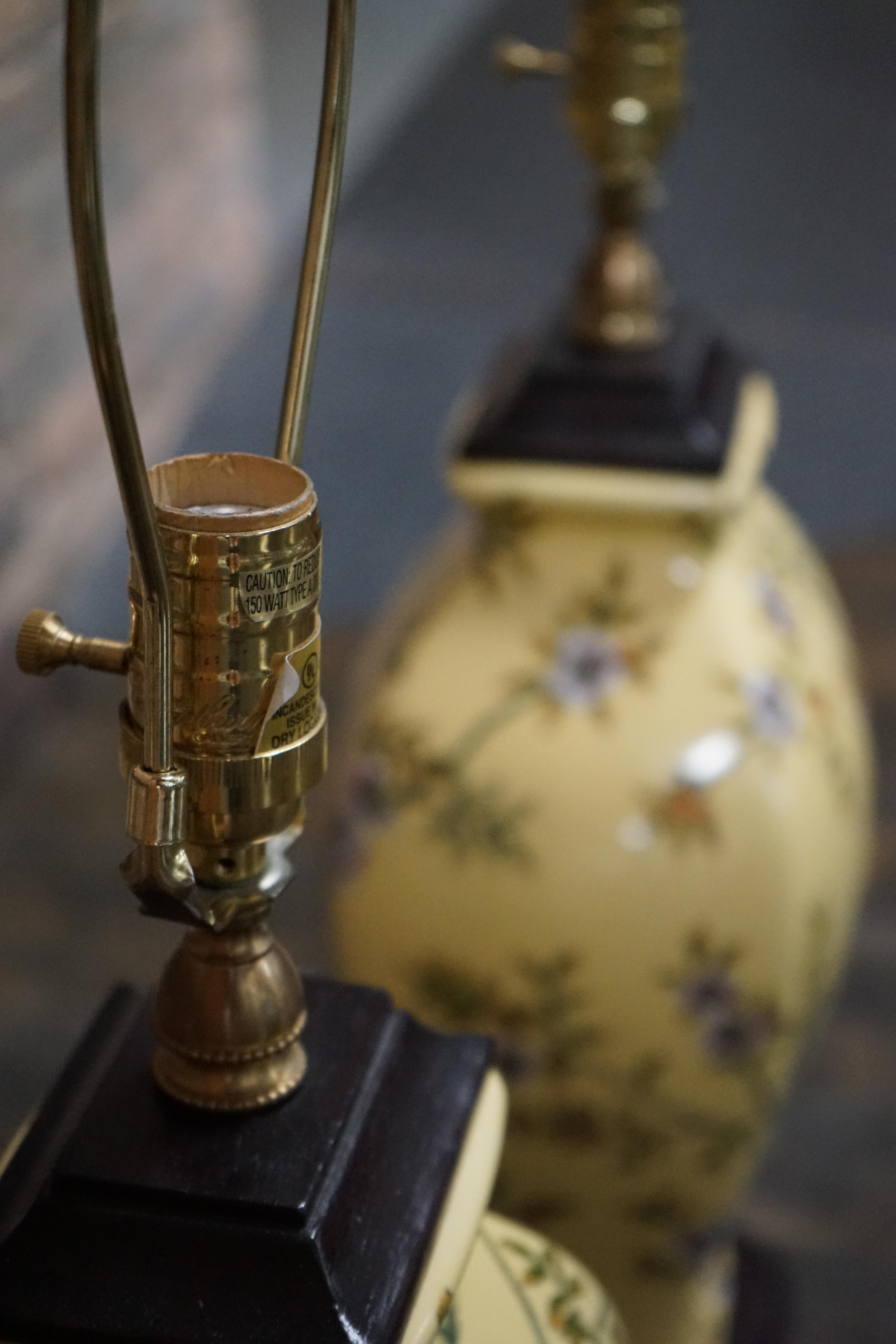 Pair of Bradburn Hand Painted Yellow Ceramic Table Lamps with Birds and Flora In Good Condition For Sale In Chicago, IL