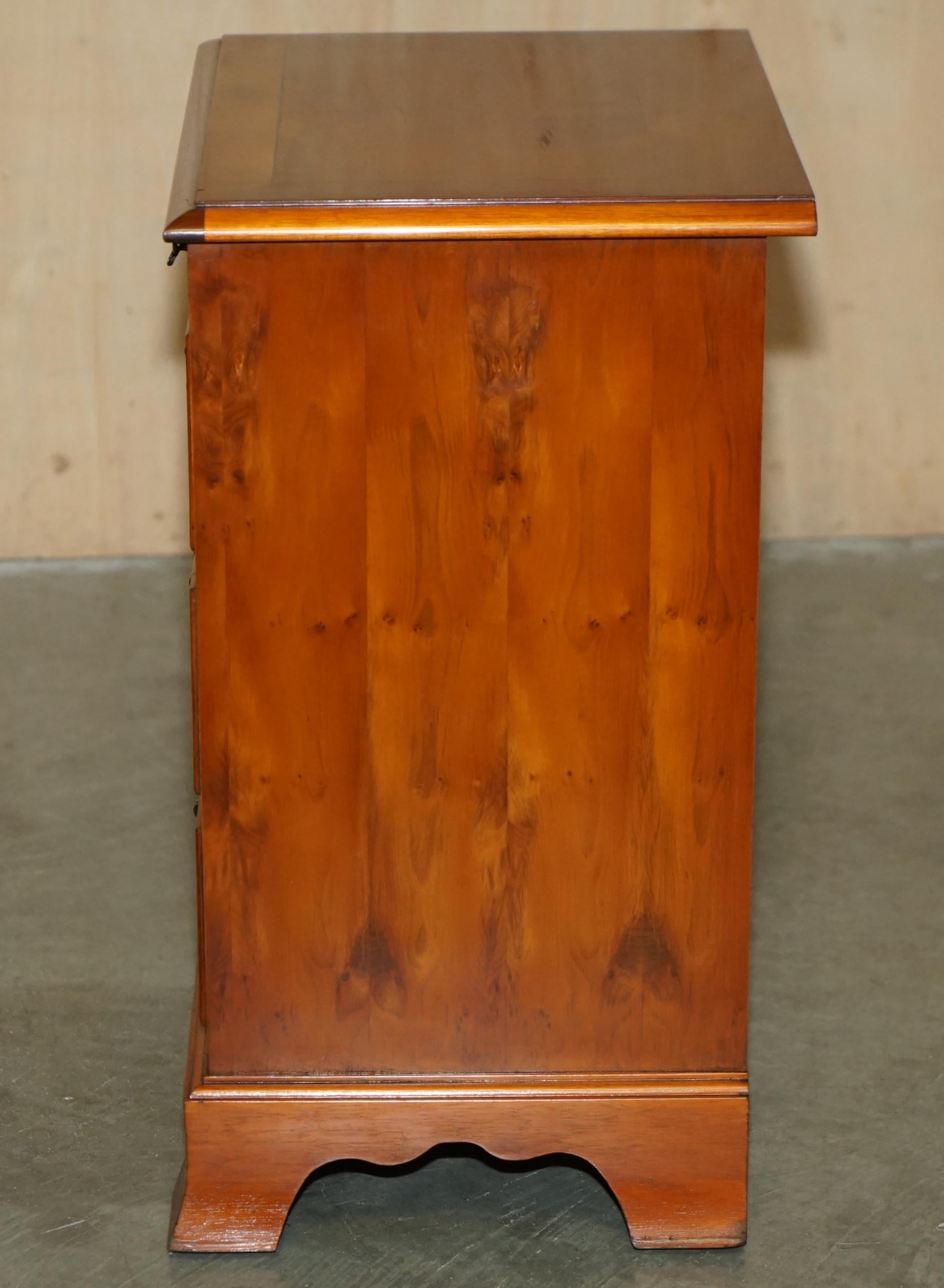 PAiR di BRADLEY MOBILI BURR YEW TAVOLO DA LETTO SCENEGGIATOIO NOTTE CASSETTI BUTLERS VASSOIO in vendita 4