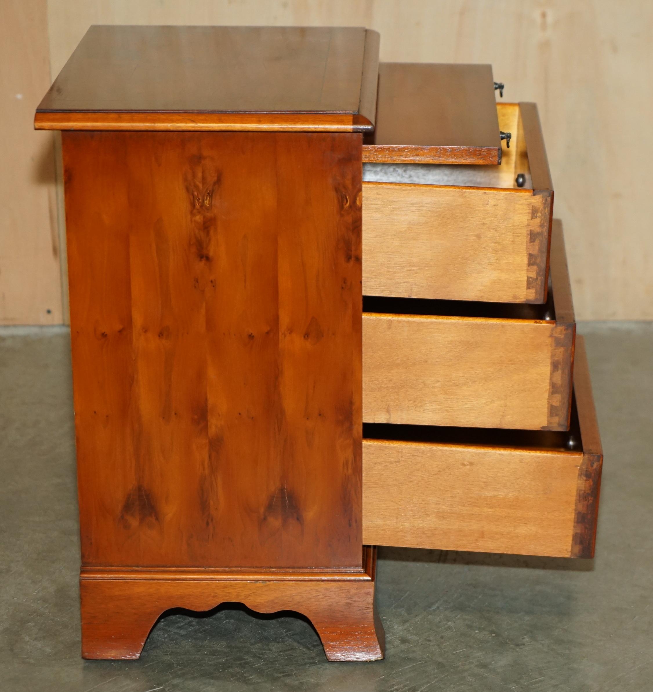 PAiR di BRADLEY MOBILI BURR YEW TAVOLO DA LETTO SCENEGGIATOIO NOTTE CASSETTI BUTLERS VASSOIO in vendita 7
