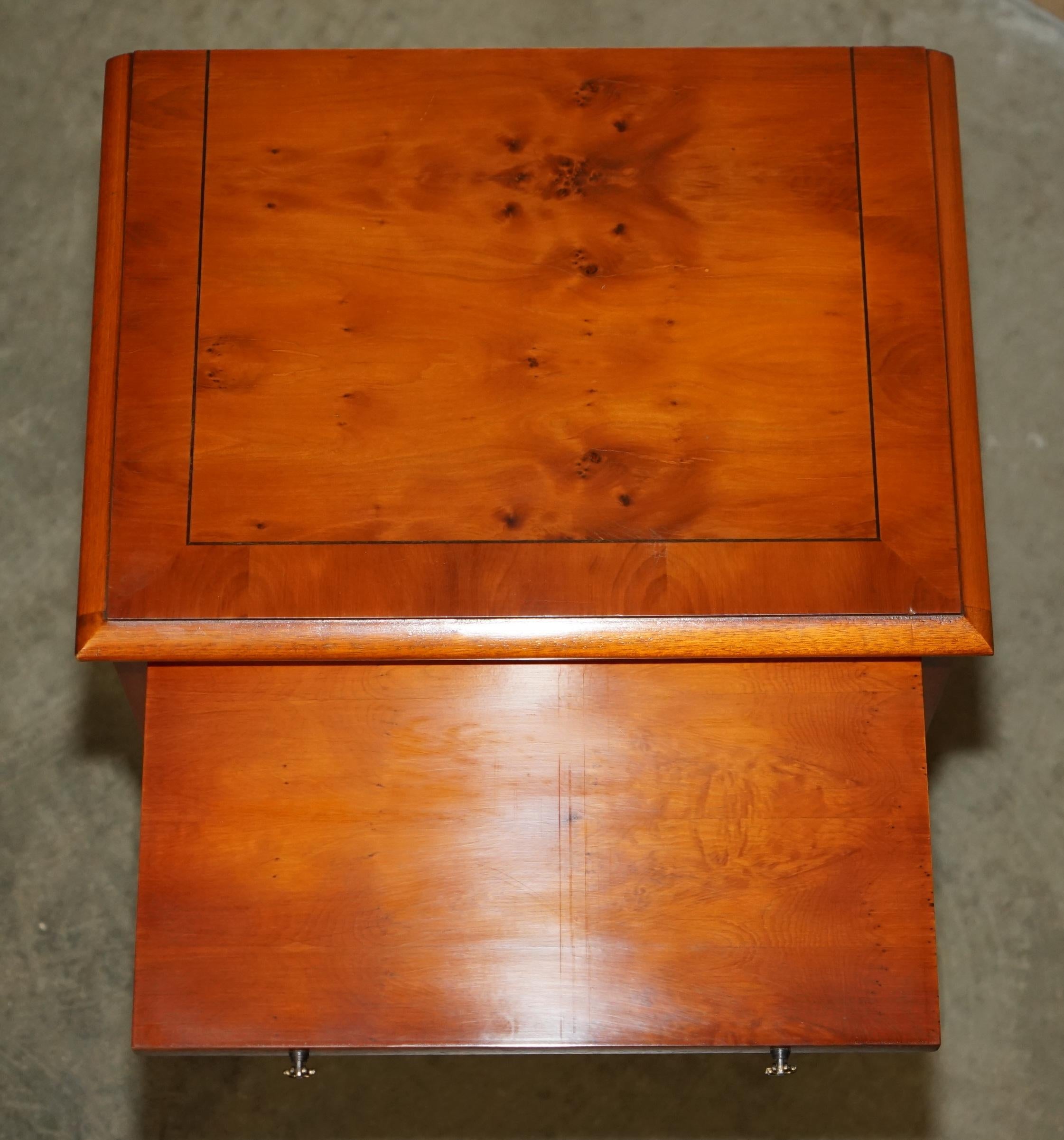 PAiR di BRADLEY MOBILI BURR YEW TAVOLO DA LETTO SCENEGGIATOIO NOTTE CASSETTI BUTLERS VASSOIO in vendita 9