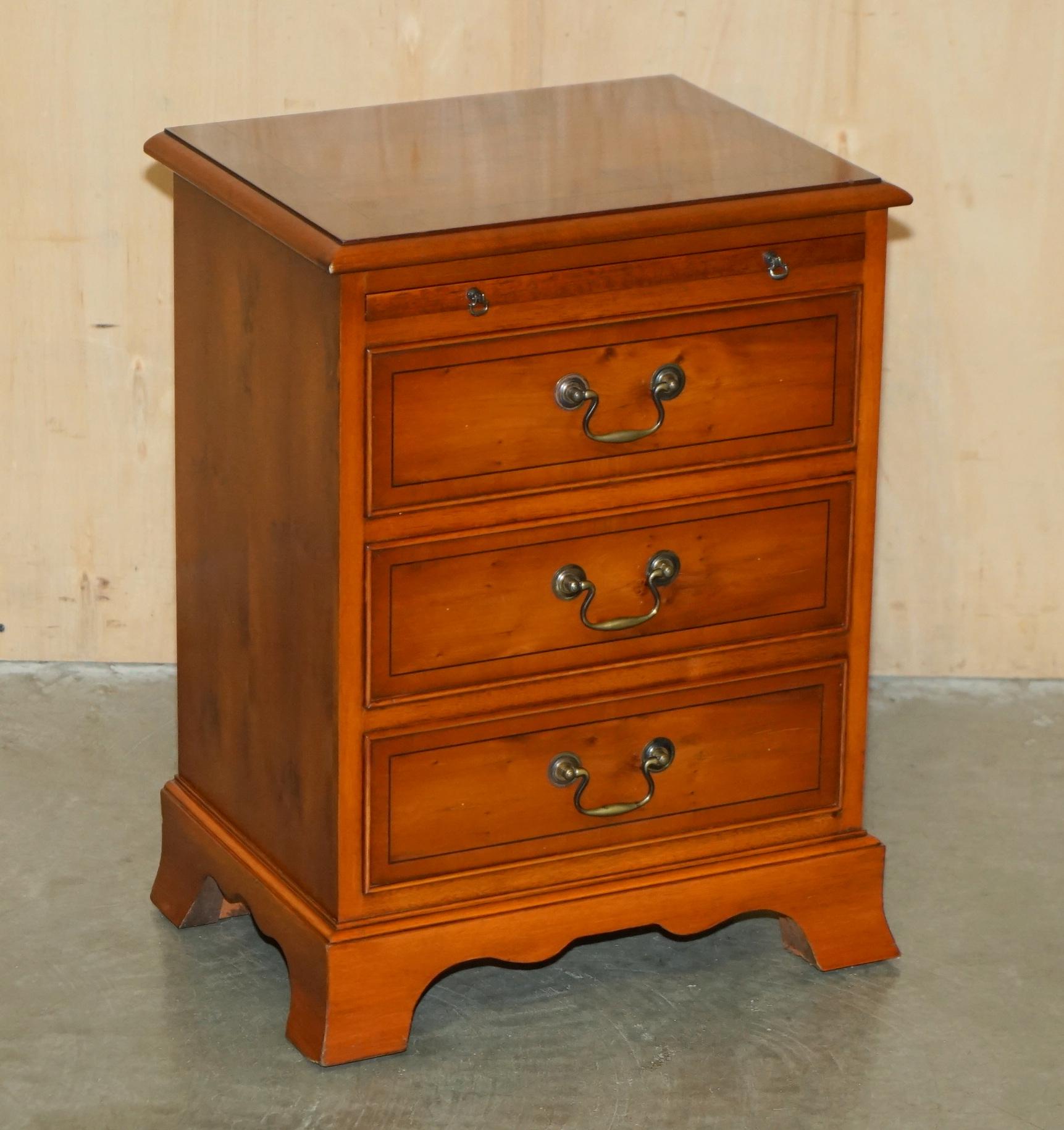 Mid-Century moderno PAiR di BRADLEY MOBILI BURR YEW TAVOLO DA LETTO SCENEGGIATOIO NOTTE CASSETTI BUTLERS VASSOIO in vendita