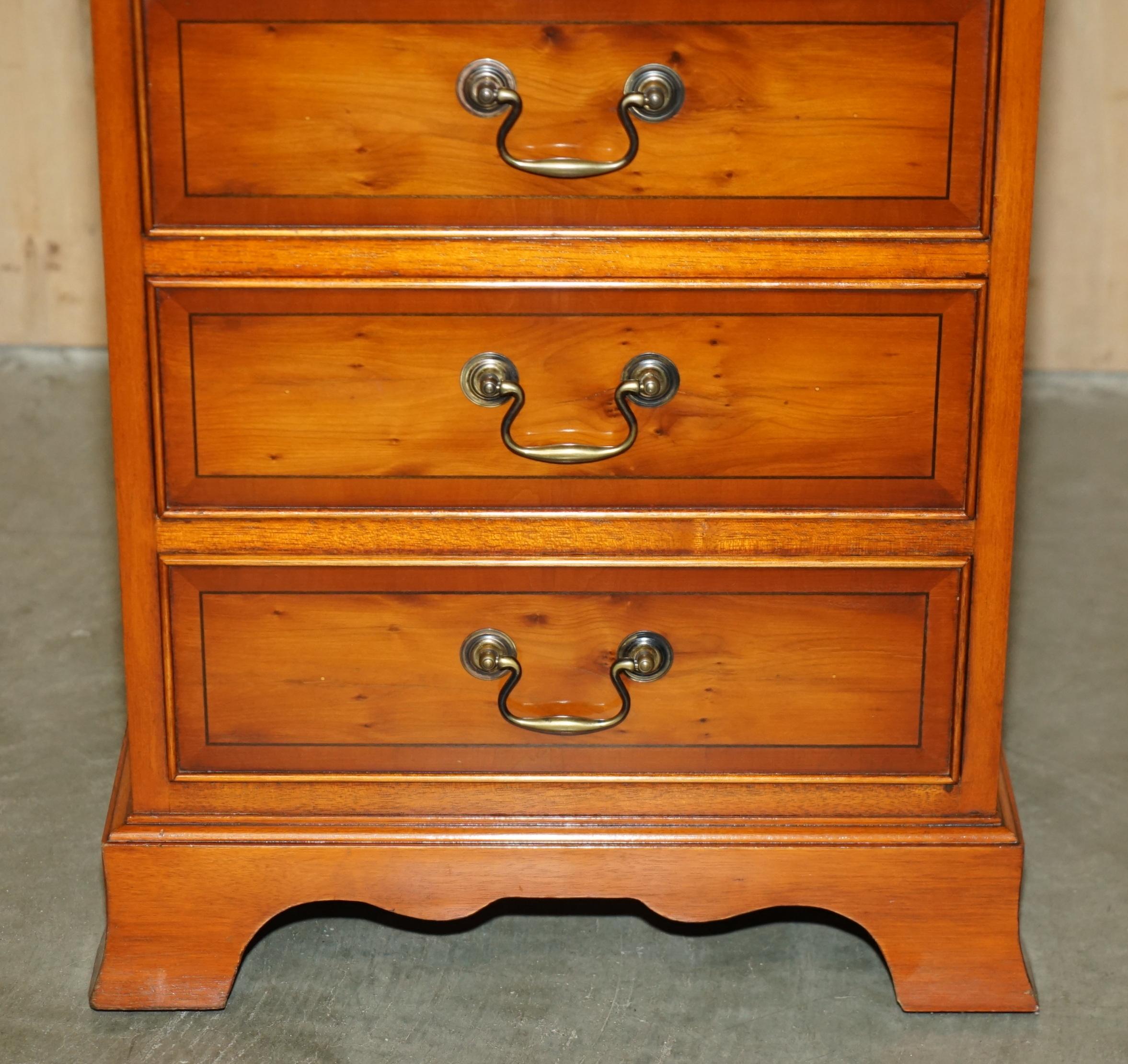 PAiR di BRADLEY MOBILI BURR YEW TAVOLO DA LETTO SCENEGGIATOIO NOTTE CASSETTI BUTLERS VASSOIO In condizioni buone in vendita a West Sussex, Pulborough
