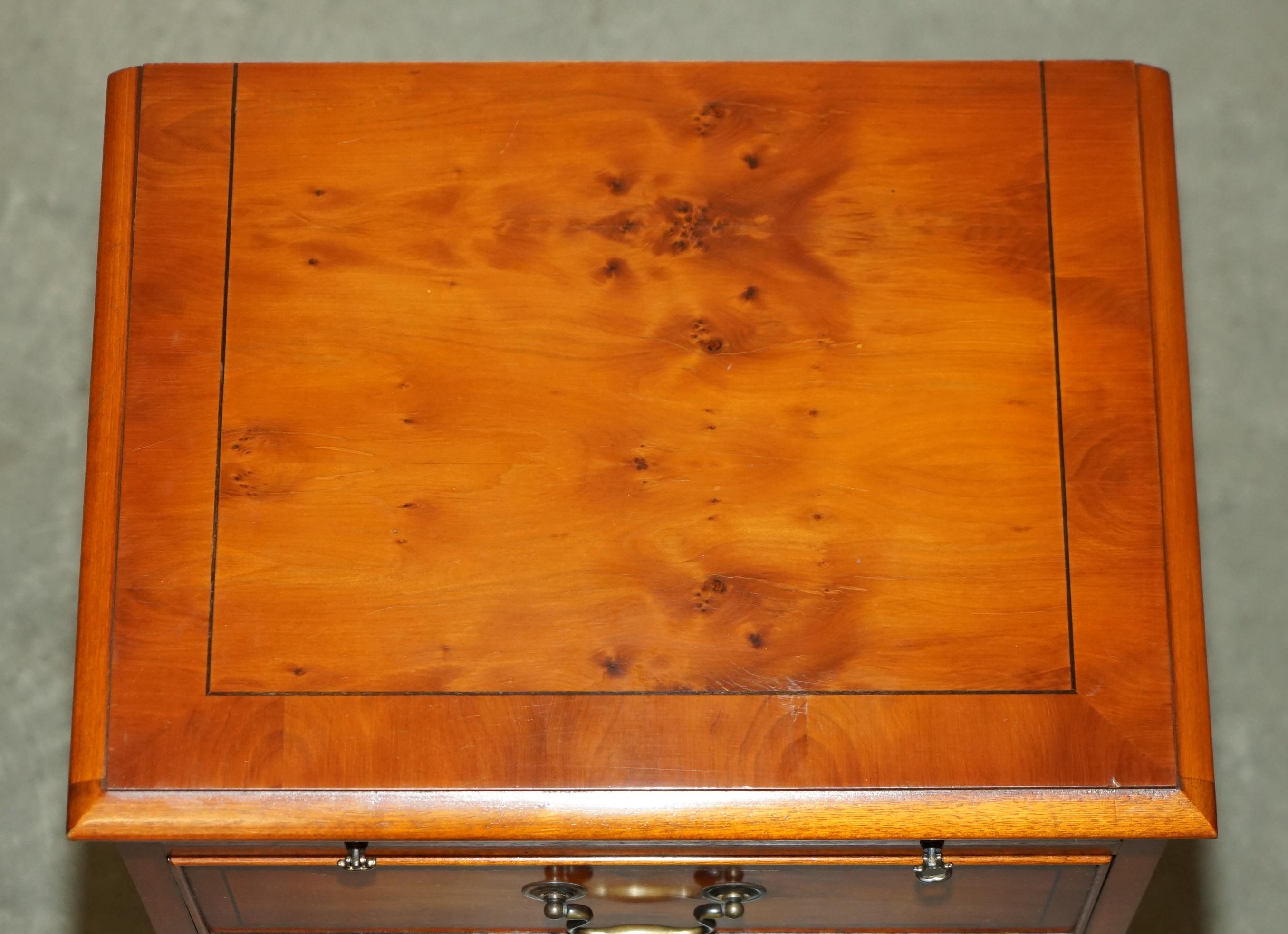 XX secolo PAiR di BRADLEY MOBILI BURR YEW TAVOLO DA LETTO SCENEGGIATOIO NOTTE CASSETTI BUTLERS VASSOIO in vendita