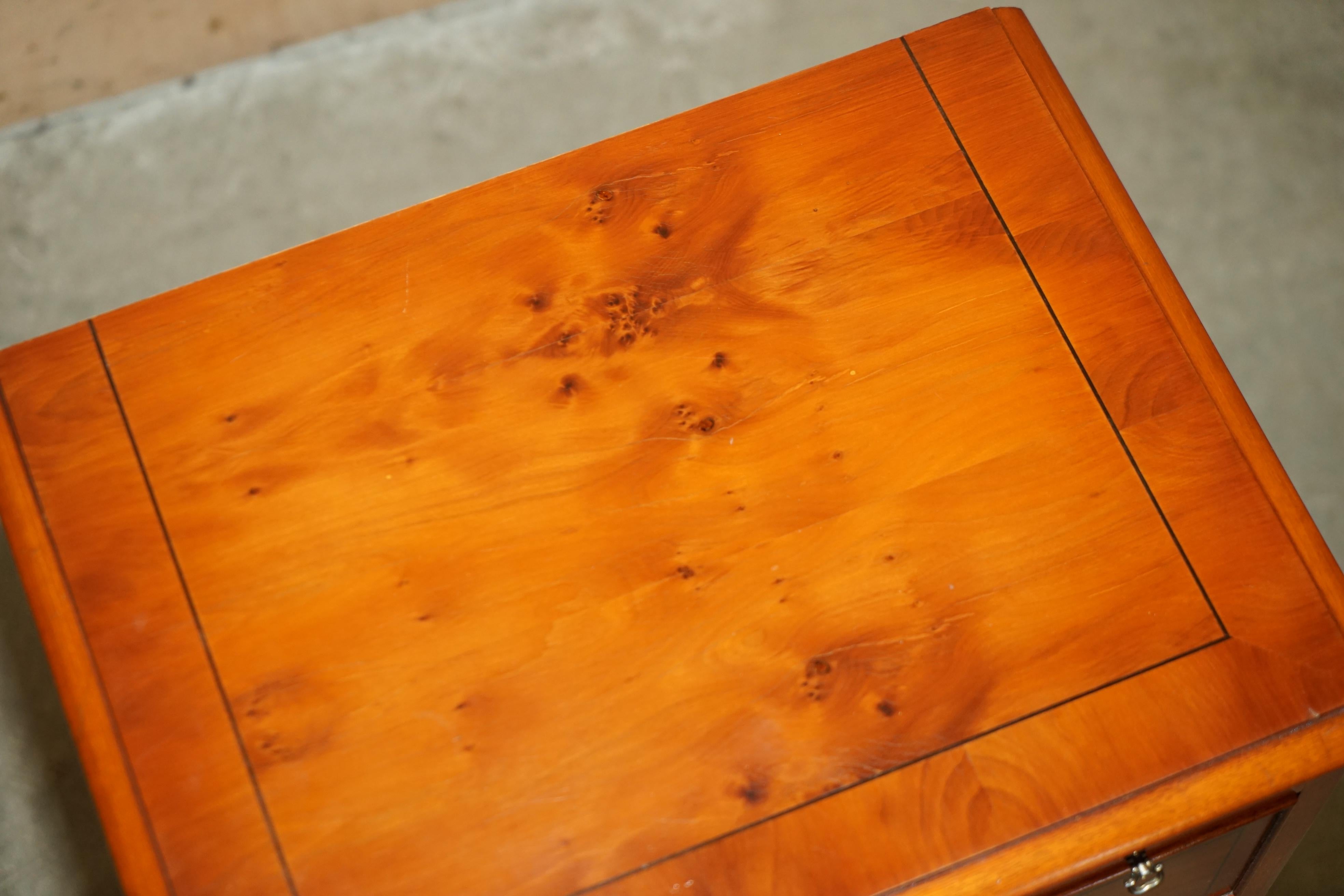 Ottone PAiR di BRADLEY MOBILI BURR YEW TAVOLO DA LETTO SCENEGGIATOIO NOTTE CASSETTI BUTLERS VASSOIO in vendita