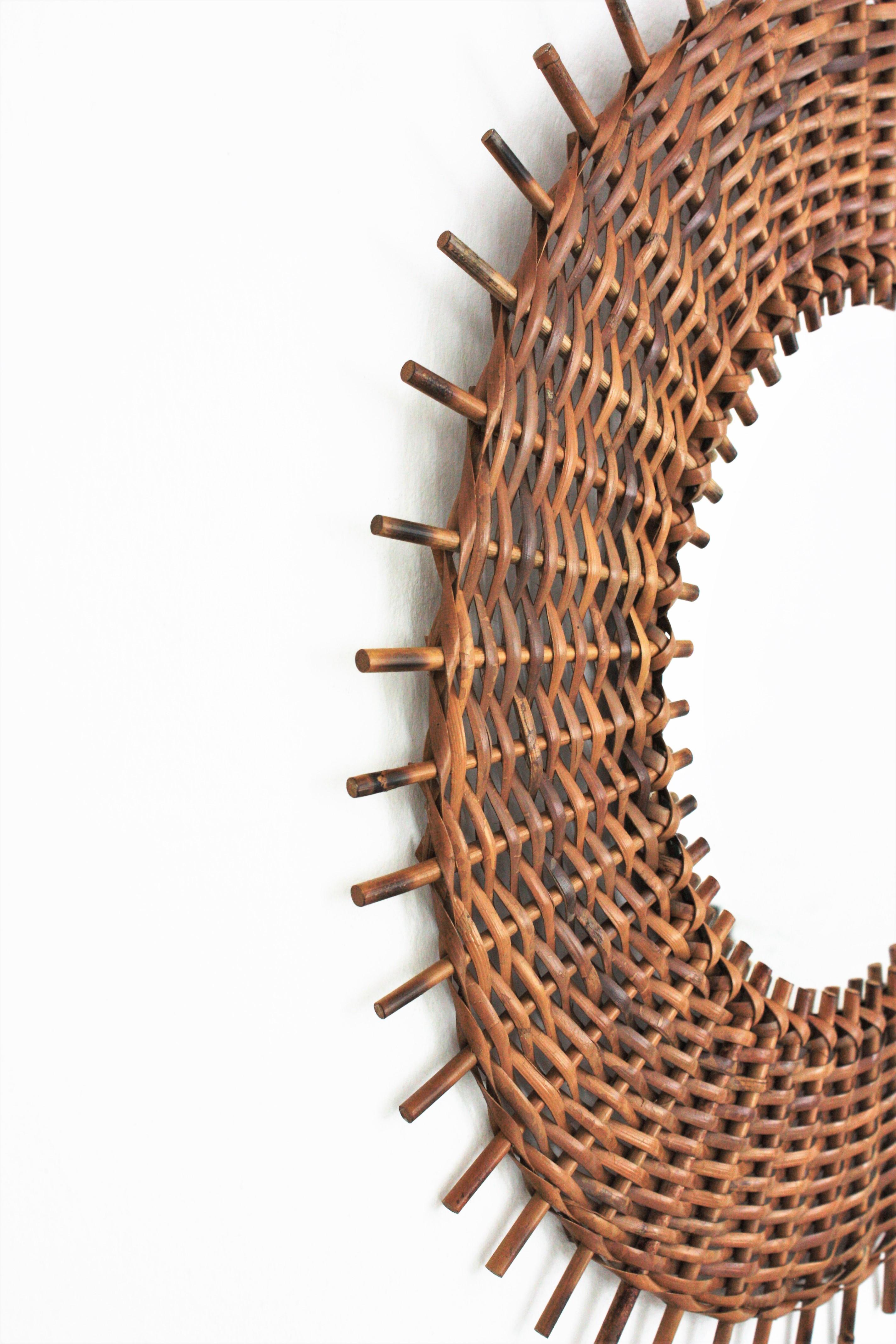 Paire de miroirs espagnols Sunburst en osier et rotin, tissés à la main en vente 2