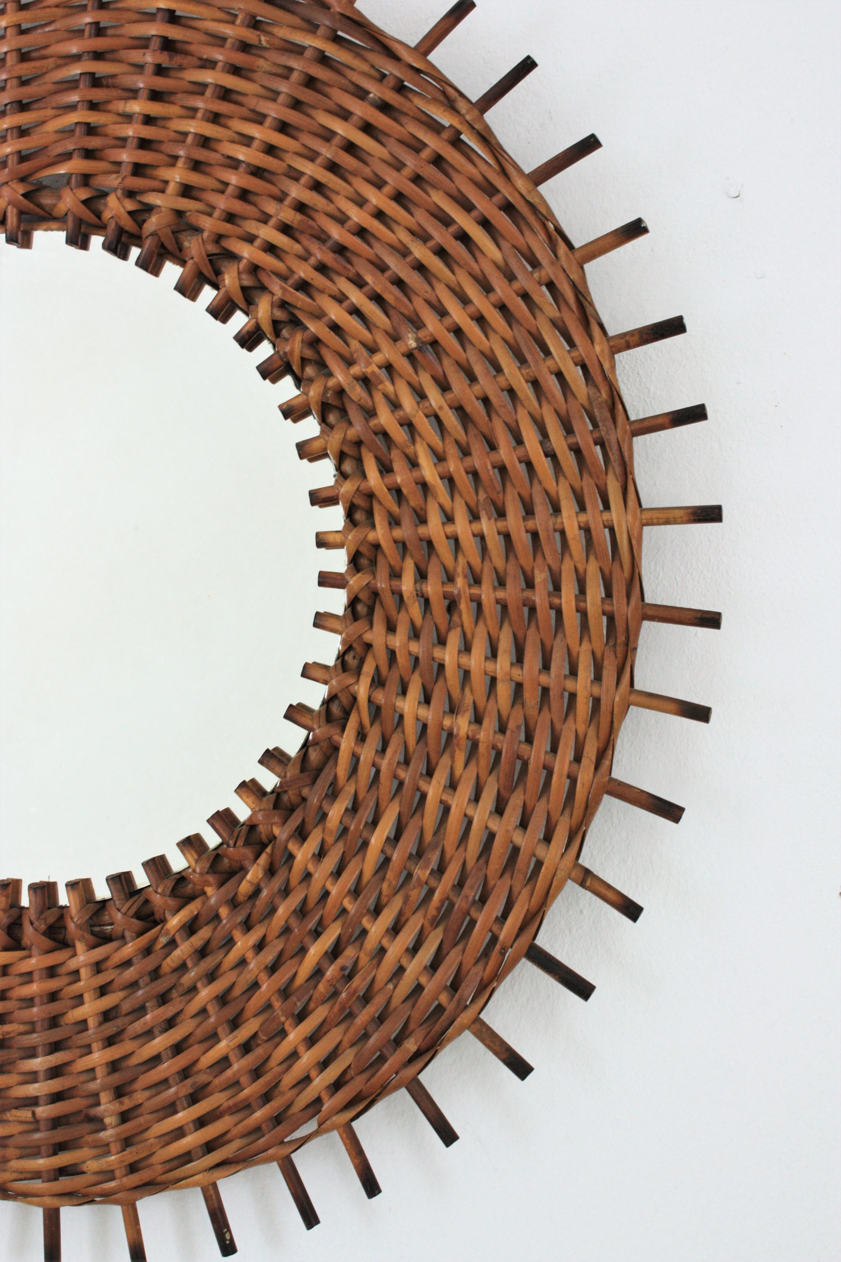 Paire de miroirs espagnols Sunburst en osier et rotin, tissés à la main en vente 1