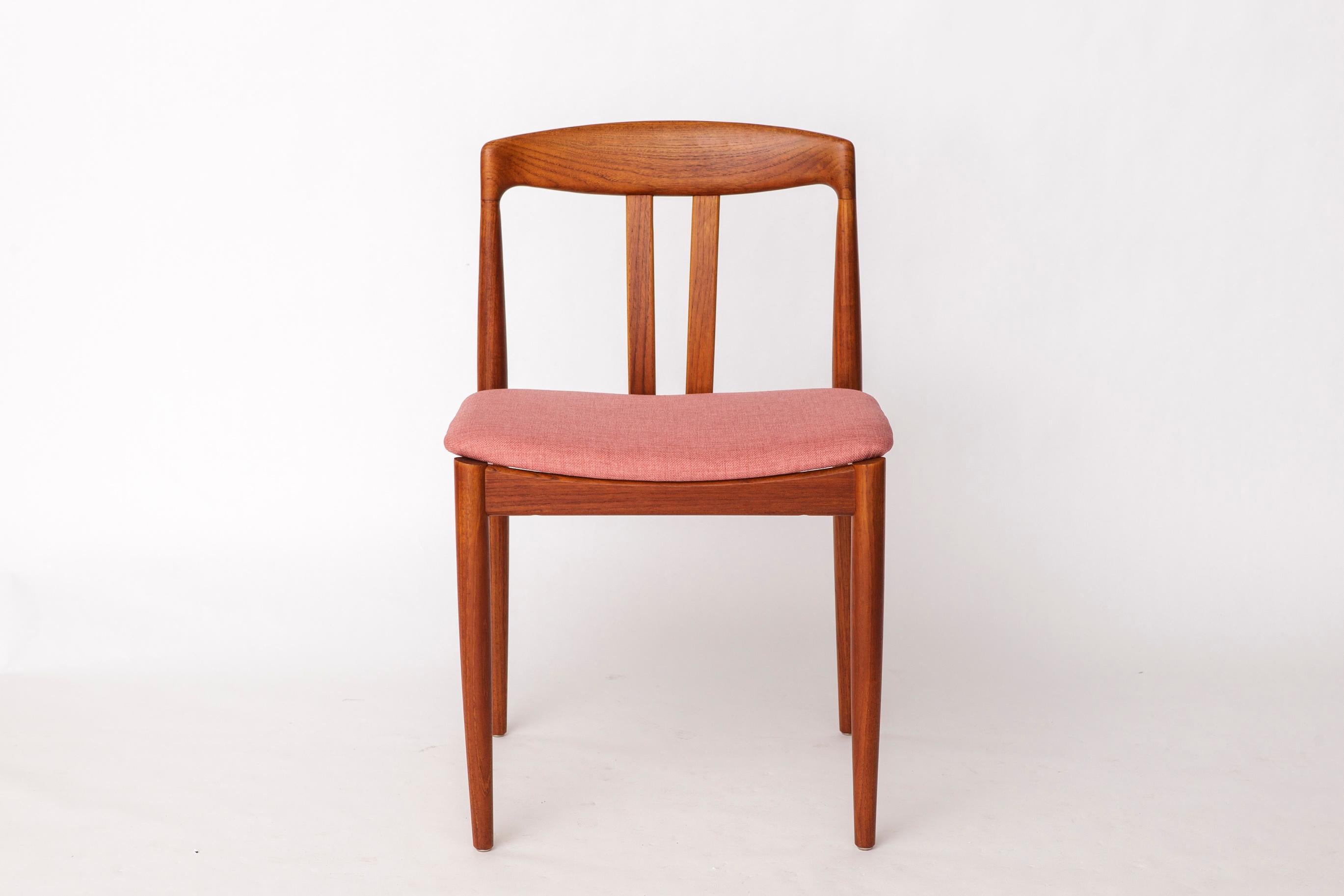 Coppia di 2 sedie da pranzo Bramin - Danimarca, anni '60 - Teak e tappezzeria rosa
Il prezzo si riferisce a una coppia (2 sedie).
Due coppie (4 sedie in totale) disponibili.

Queste eleganti sedie da pranzo sono state prodotte da Bramin in Danimarca
