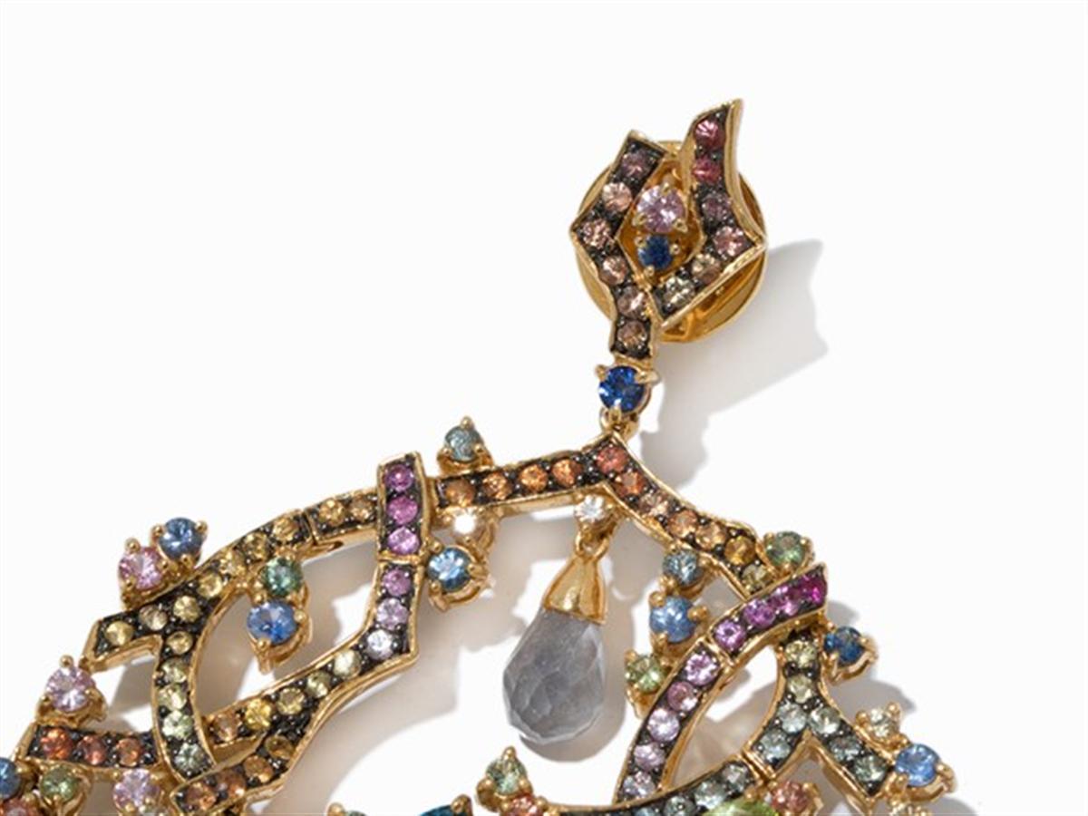 - Sterling silver, gold-plated
- Each hallmarked with the silver standard
- Numerous polychrome sapphires, tourmalines, peridots and topaz, faceted
- Dimensions: each 10,5 x 5,3 cm
- Total weight: approx. 51.4 g
