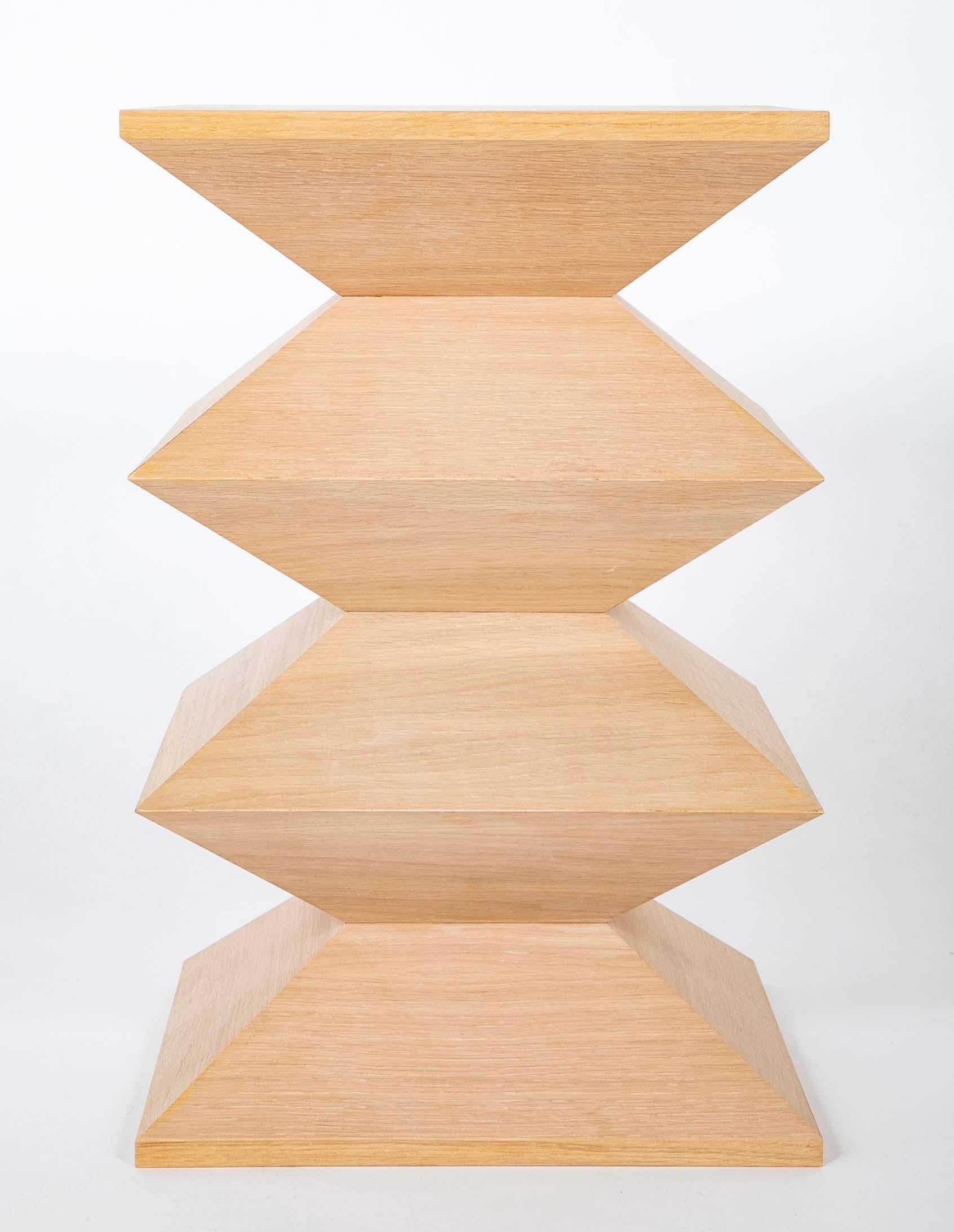 Paire de tables d'appoint géométriques en placage de chêne inspirées par le sculpteur Constantin Brancusi. Ce design simple mais élégant est un bel ajout à tout intérieur. Ils font également de magnifiques tables d'appoint, tables à boissons ou