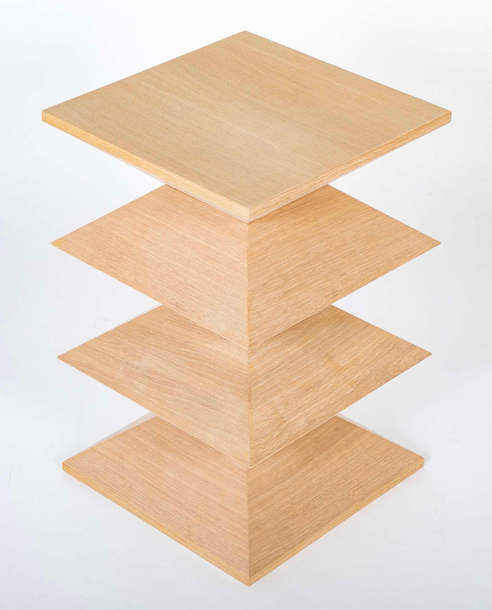 Mid-Century Modern Paire de tables d'appoint en placage d'Oak Oak de style Brancusi en vente
