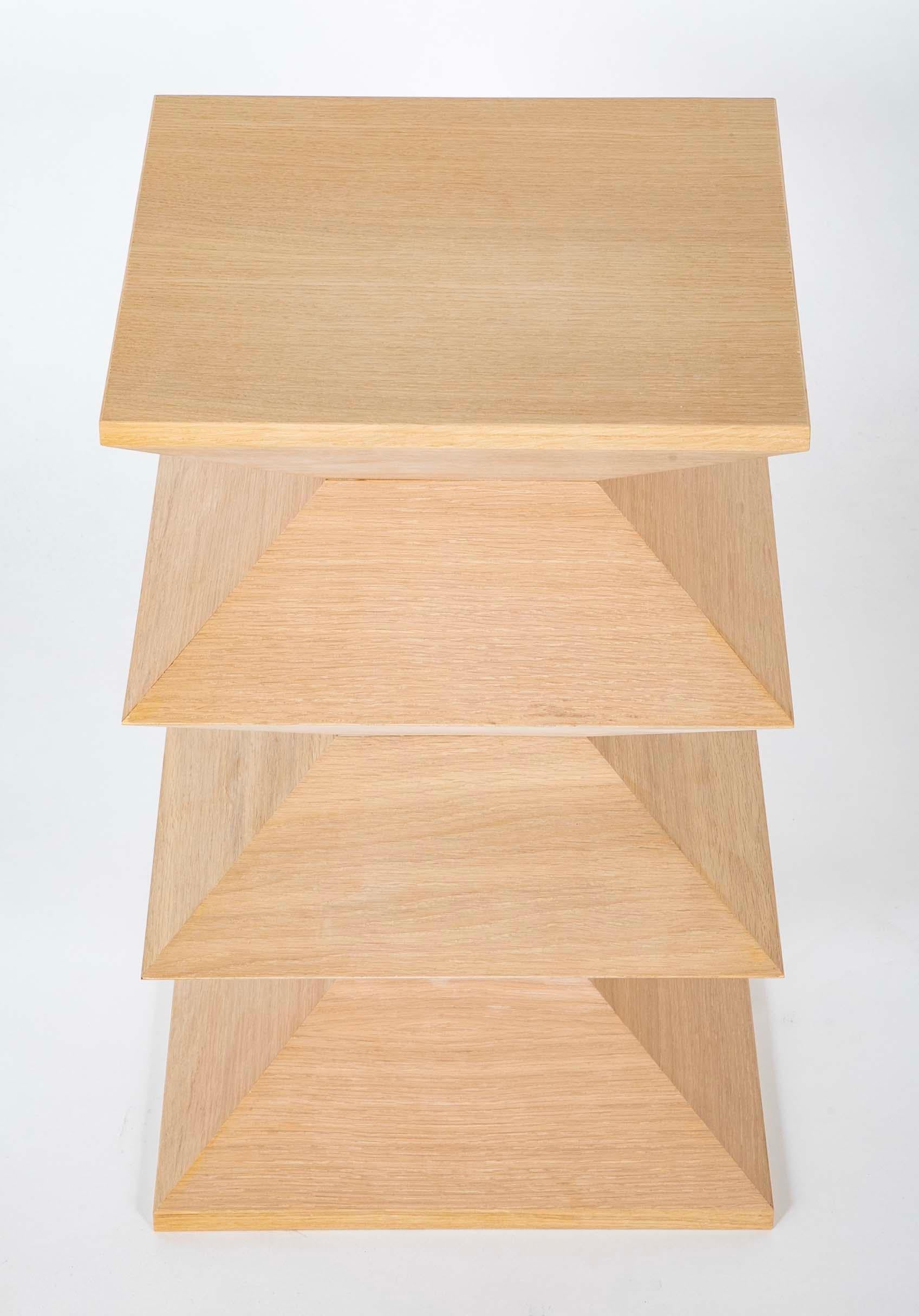 Fait main Paire de tables d'appoint en placage d'Oak Oak de style Brancusi en vente