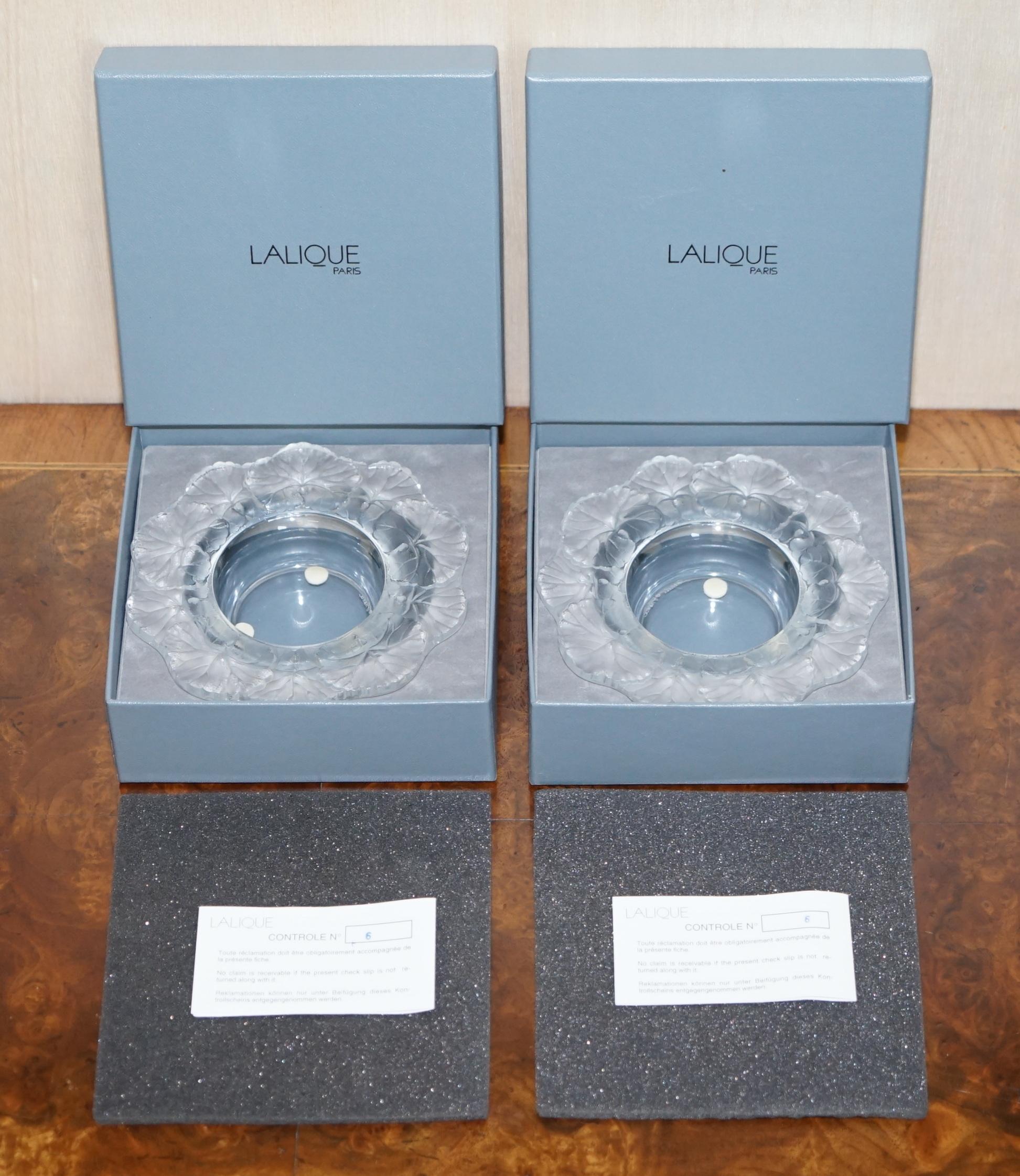 Paar brandneue Rene Lalique Cendrier Honfleur Kleine Geschirrschalen, im Karton im Angebot 2
