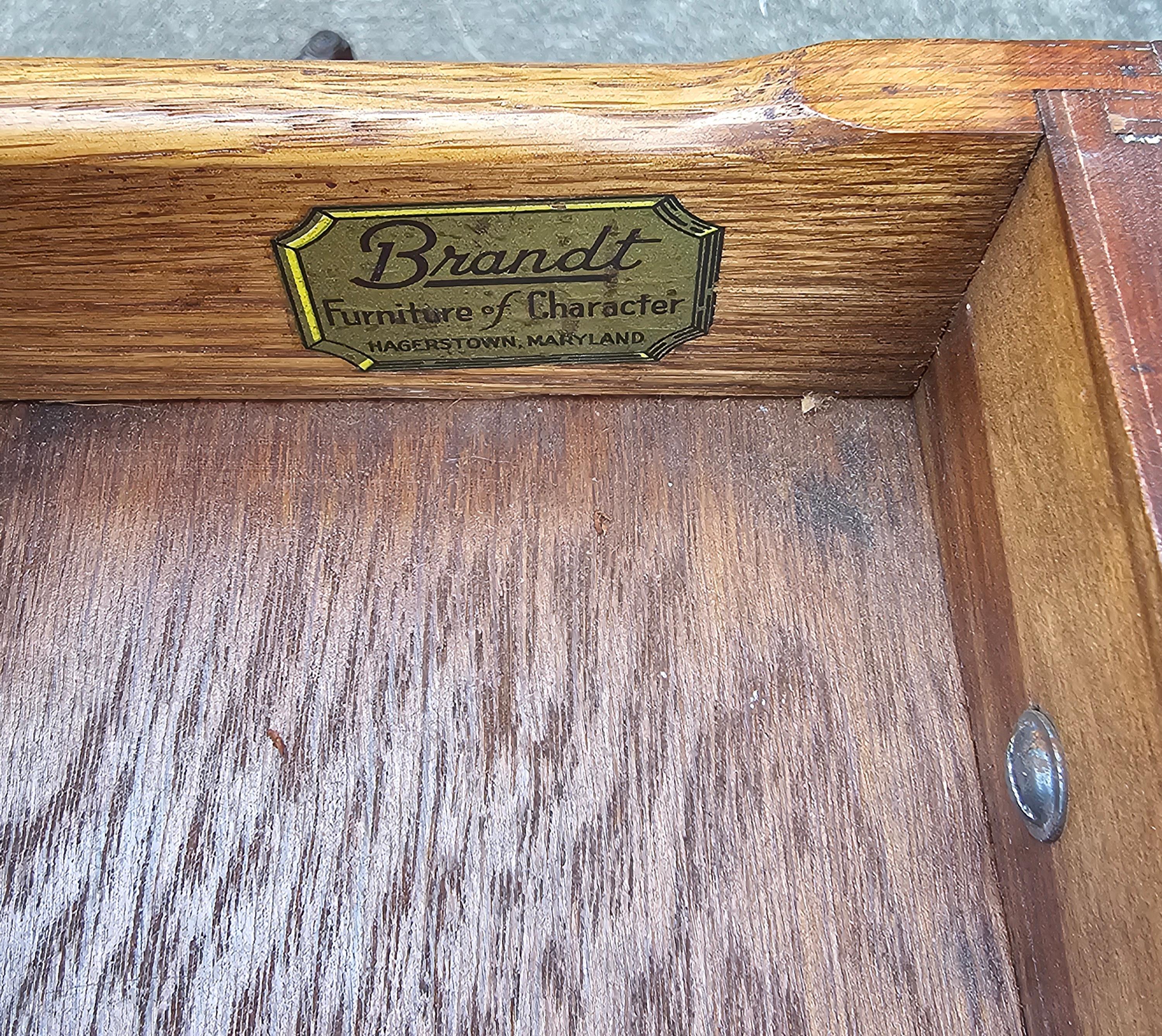 Pareja de bandejas cruzadas de caoba de estilo federal Brandt y  Mesas con pedestal de marquetería 3