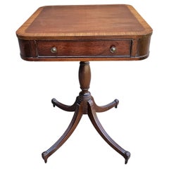 Coppia di tavolette in mogano Brandt in stile Feder con bande incrociate e  Tavoli con piedistallo intarsiato