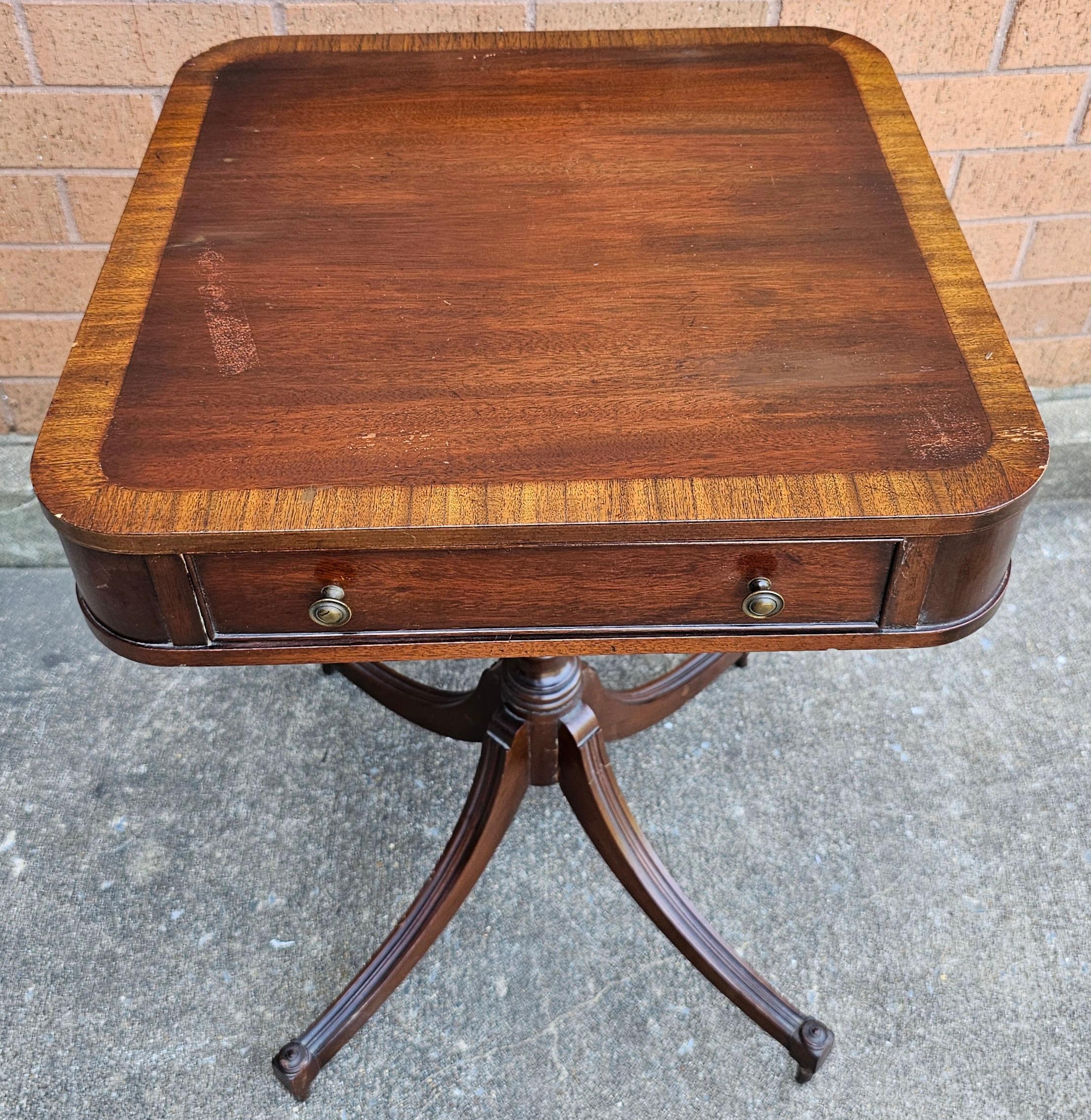 Pareja de bandejas cruzadas de caoba de estilo federal Brandt y  Mesas con pedestal de marquetería Colonial español