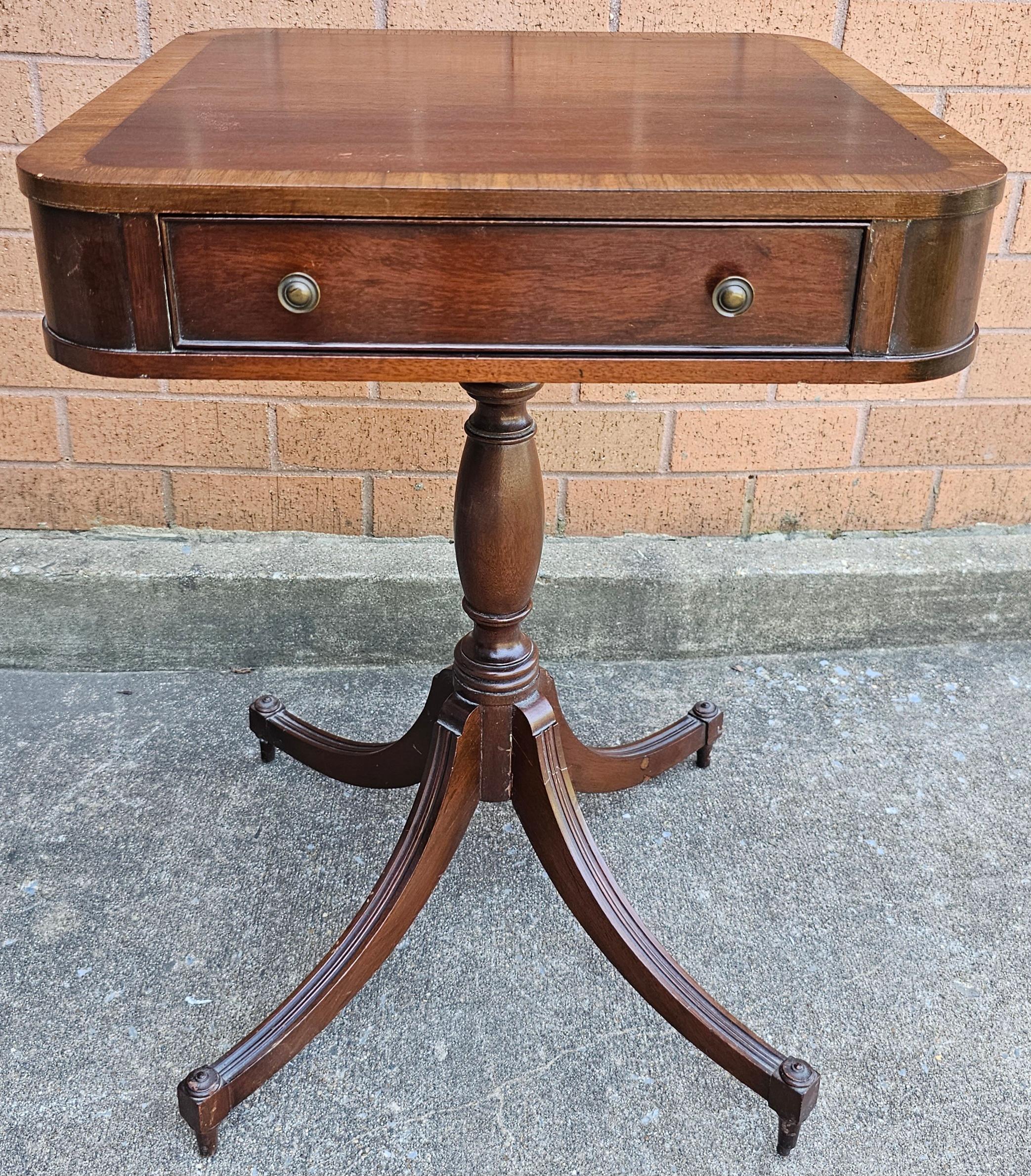 Pareja de bandejas cruzadas de caoba de estilo federal Brandt y  Mesas con pedestal de marquetería Estadounidense