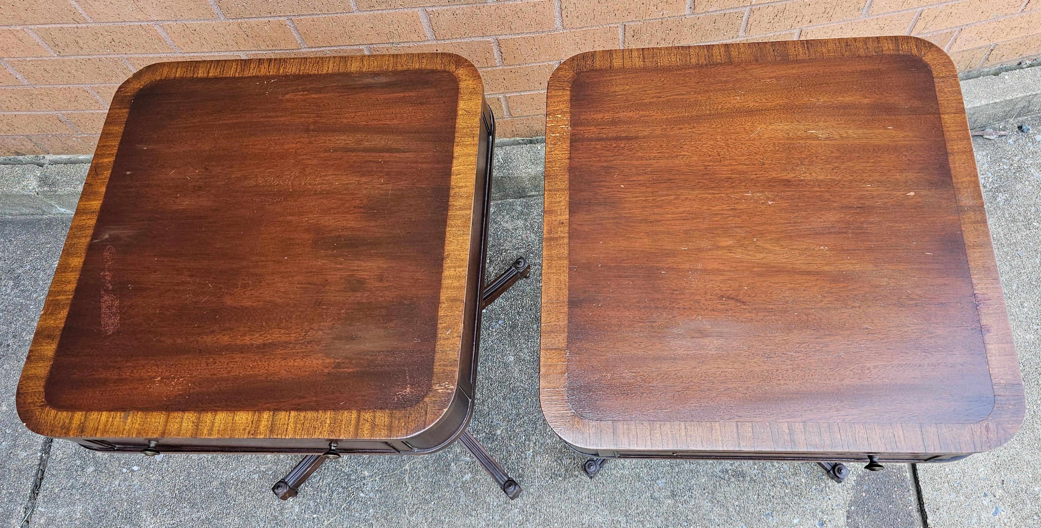 Pareja de bandejas cruzadas de caoba de estilo federal Brandt y  Mesas con pedestal de marquetería Barnizado