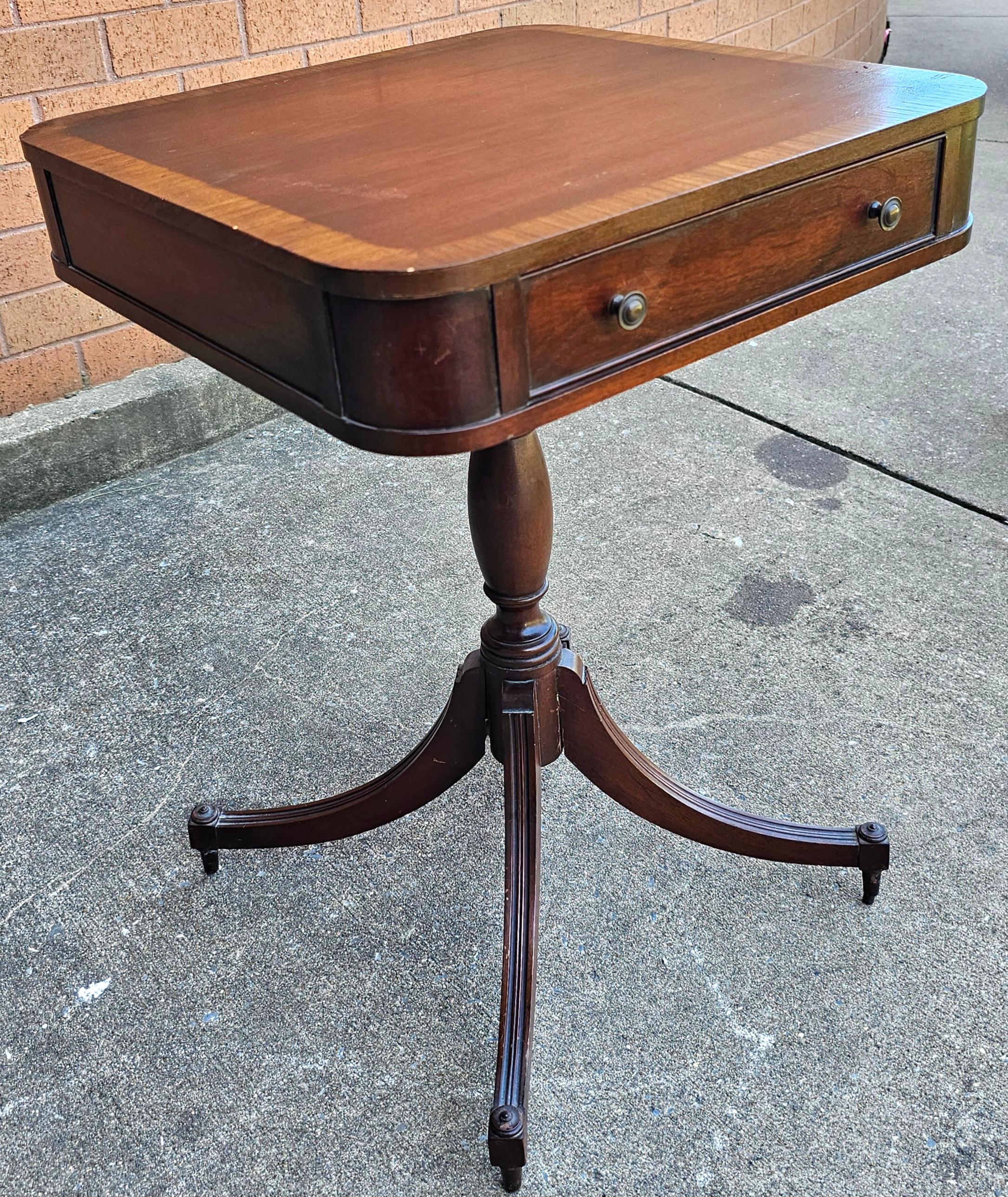 Pareja de bandejas cruzadas de caoba de estilo federal Brandt y  Mesas con pedestal de marquetería siglo XX