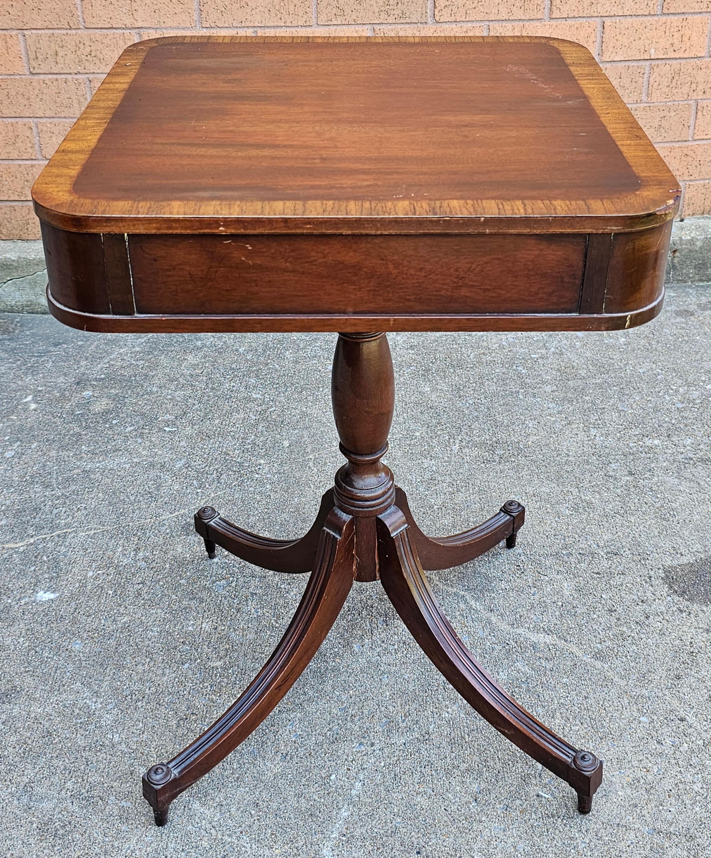 Pareja de bandejas cruzadas de caoba de estilo federal Brandt y  Mesas con pedestal de marquetería Caoba