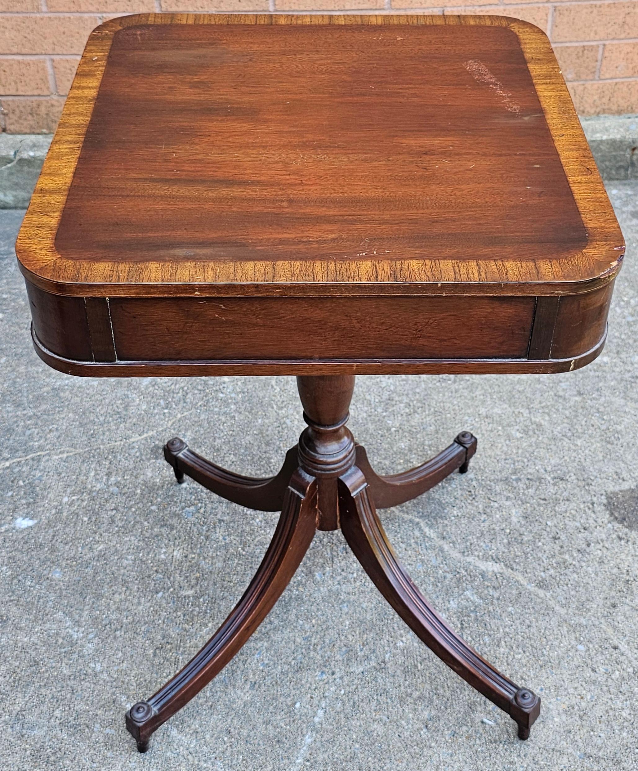 Pareja de bandejas cruzadas de caoba de estilo federal Brandt y  Mesas con pedestal de marquetería 1