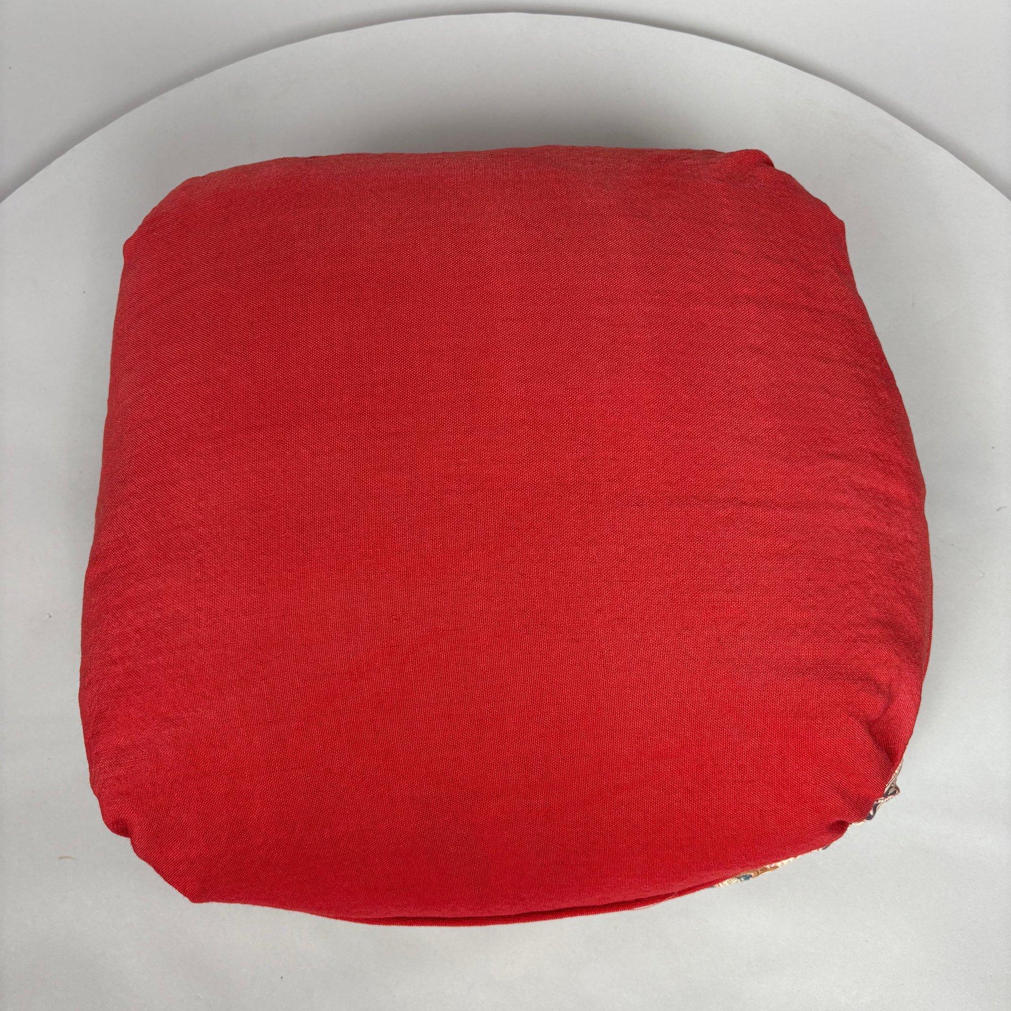 Pair of Braquenié Pillows In Good Condition For Sale In Greenwich, CT