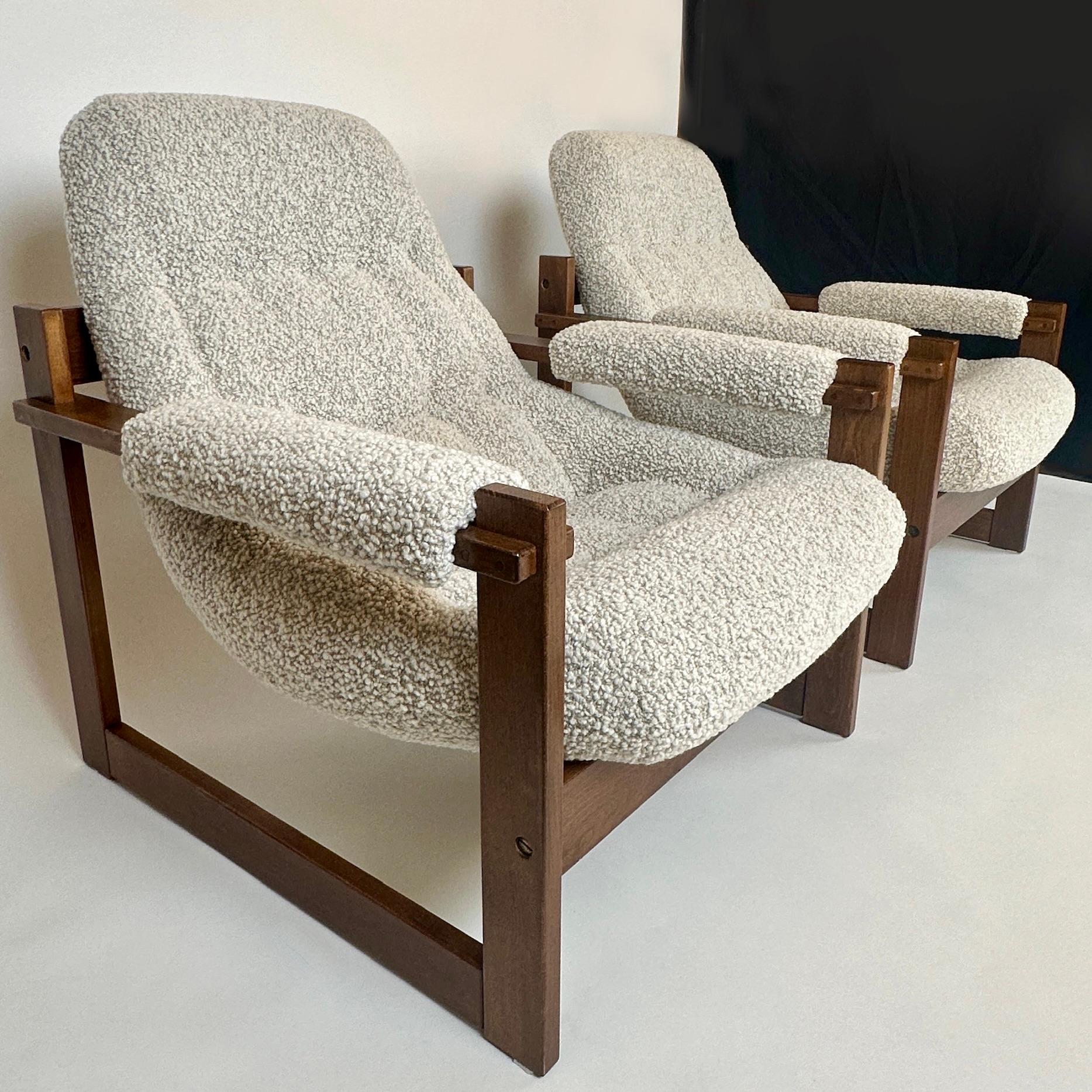 Modern Pair of Brazilian Wood & Beige Wool Bouclè MP-163 Earth Chairs by Percival Lafer For Sale