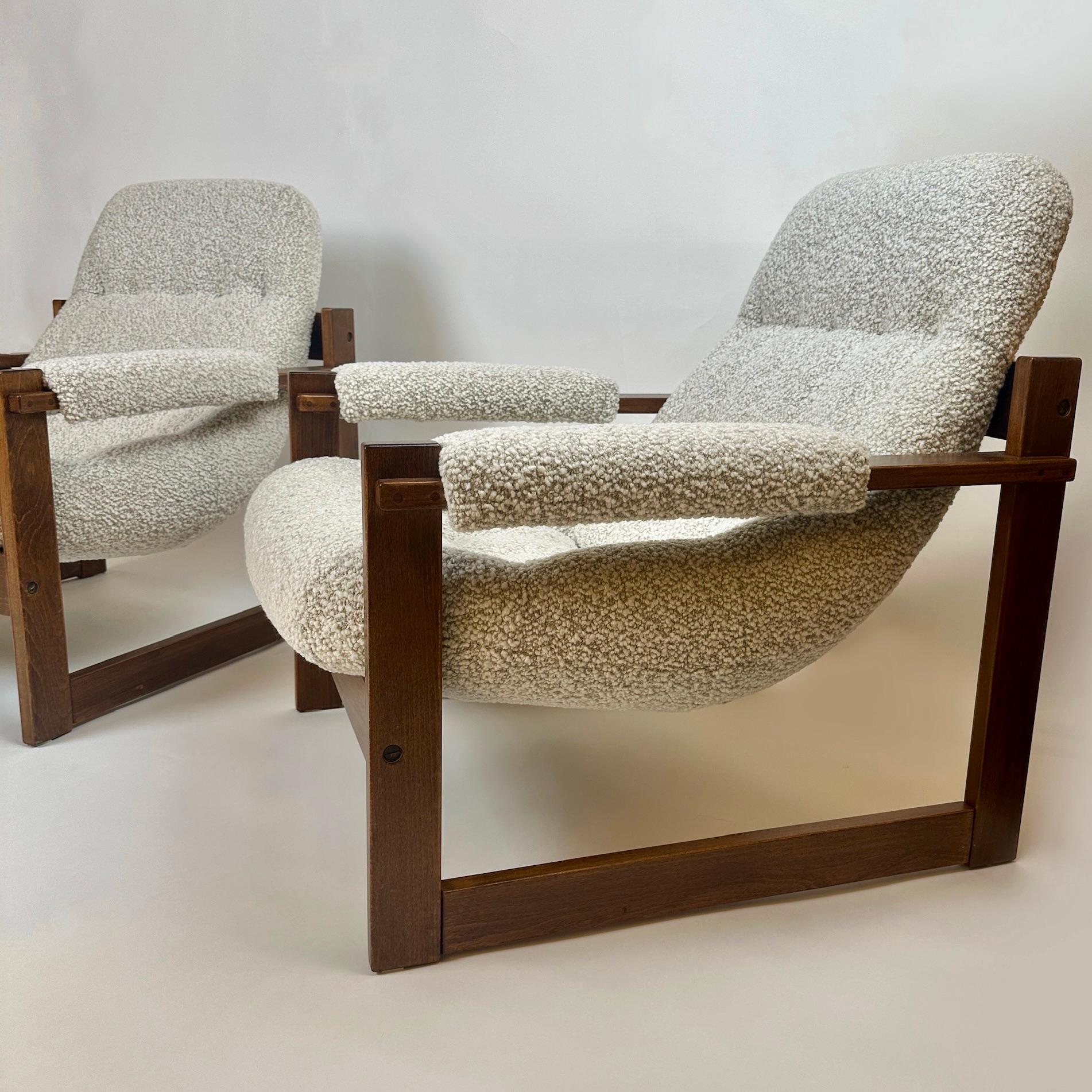 Late 20th Century Pair of Brazilian Wood & Beige Wool Bouclè MP-163 Earth Chairs by Percival Lafer For Sale