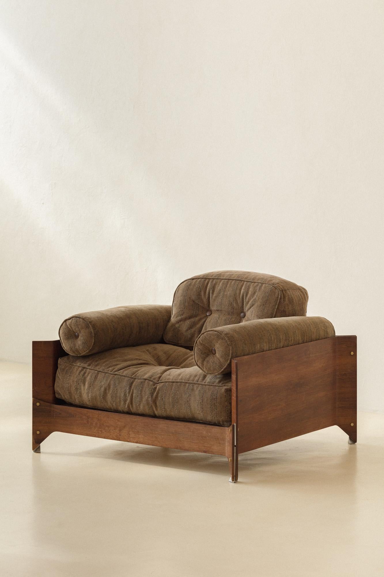 The iconic Brasiliana is a series composed of a sofa and armchair designed by Jorge Zalszupin (1922-2020) in 1965 and produced by his company, L'atelier. These rare pieces have molded laminate wood structures and were part of the first line of