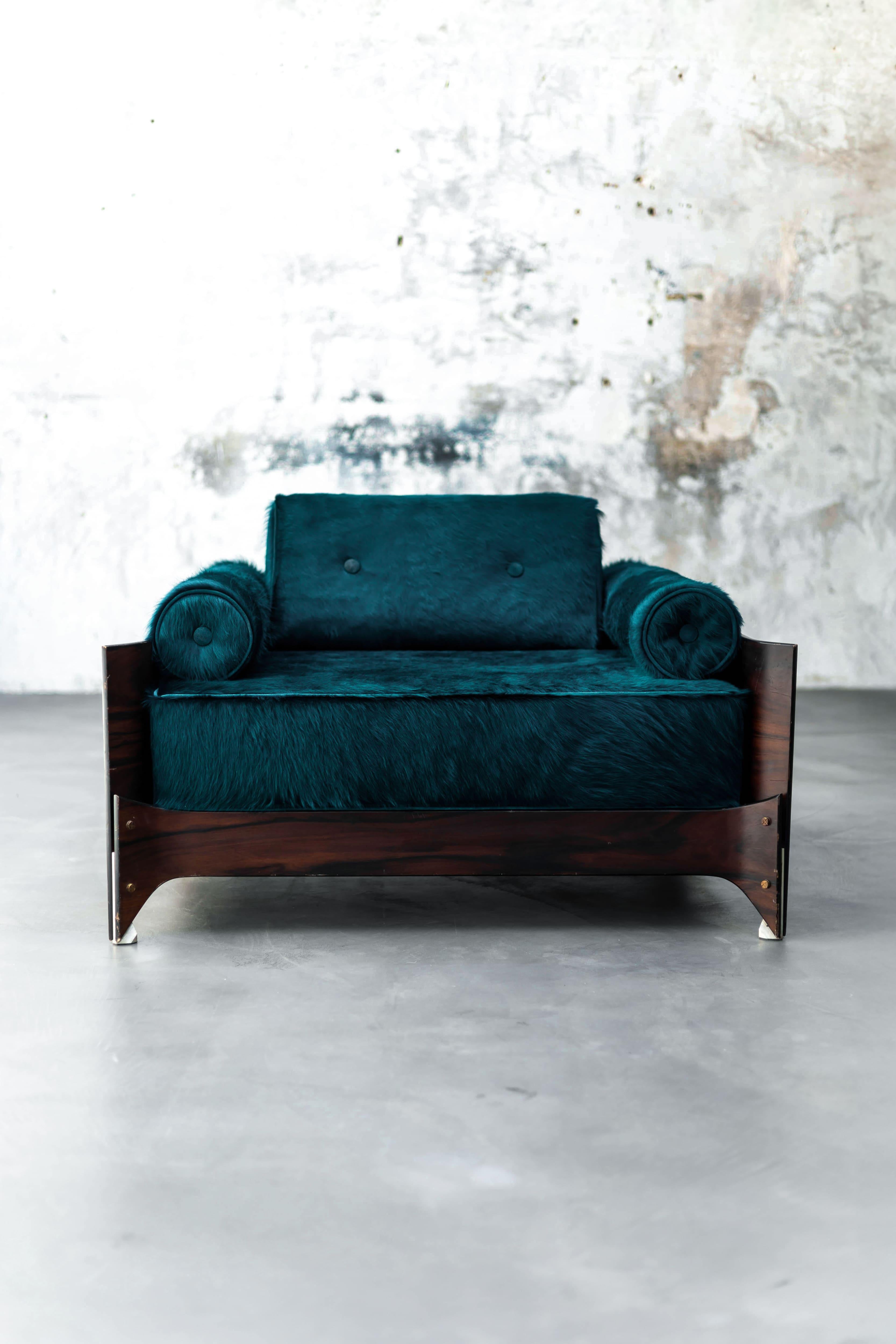 This pair of Brasiliana armchairs was designed by Jorge Zalszupin and edited by L'Atelier circa 1965, it was designed in a laminated folded rosewood and metal.