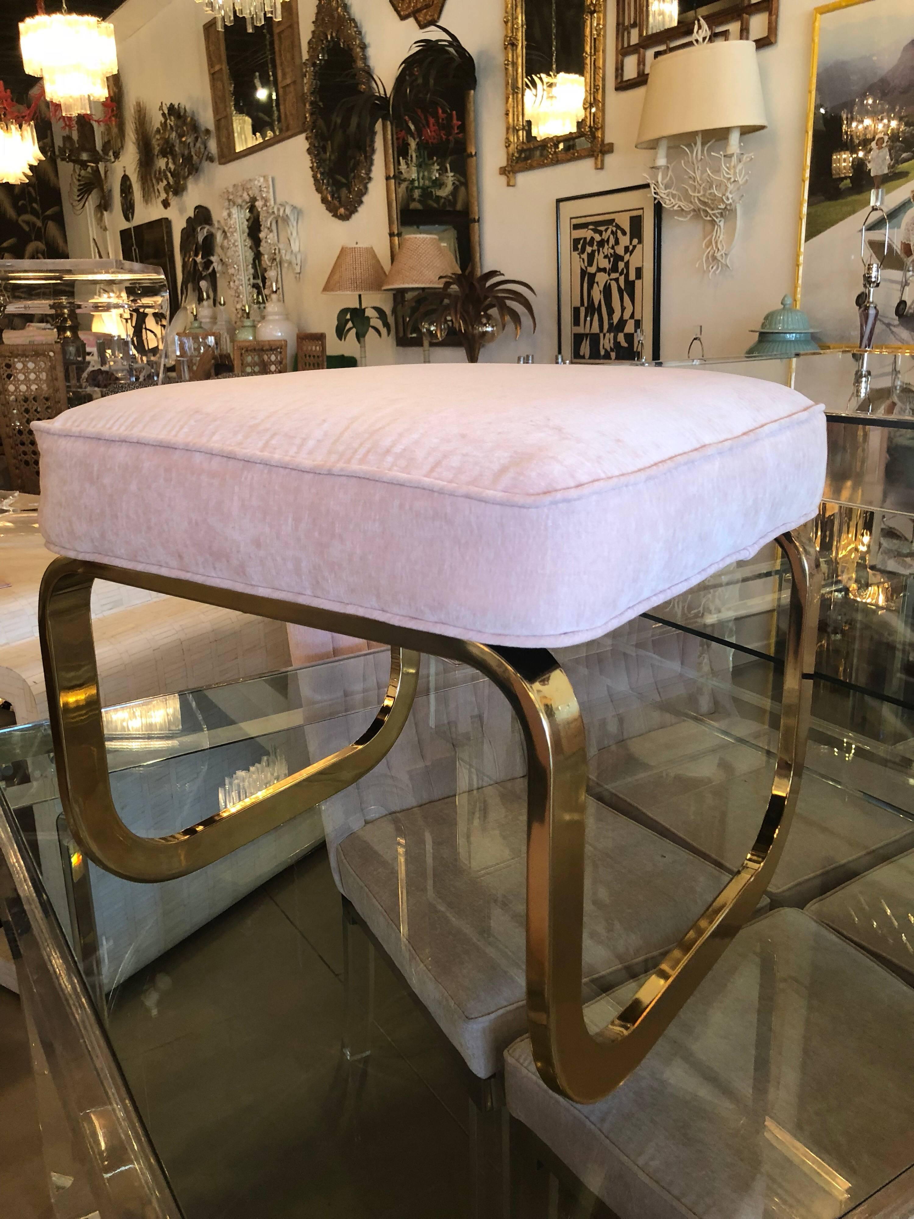 Pair of Brass and Pink Velvet Stools Benches Ottomans Hollywood Regency In Excellent Condition In West Palm Beach, FL