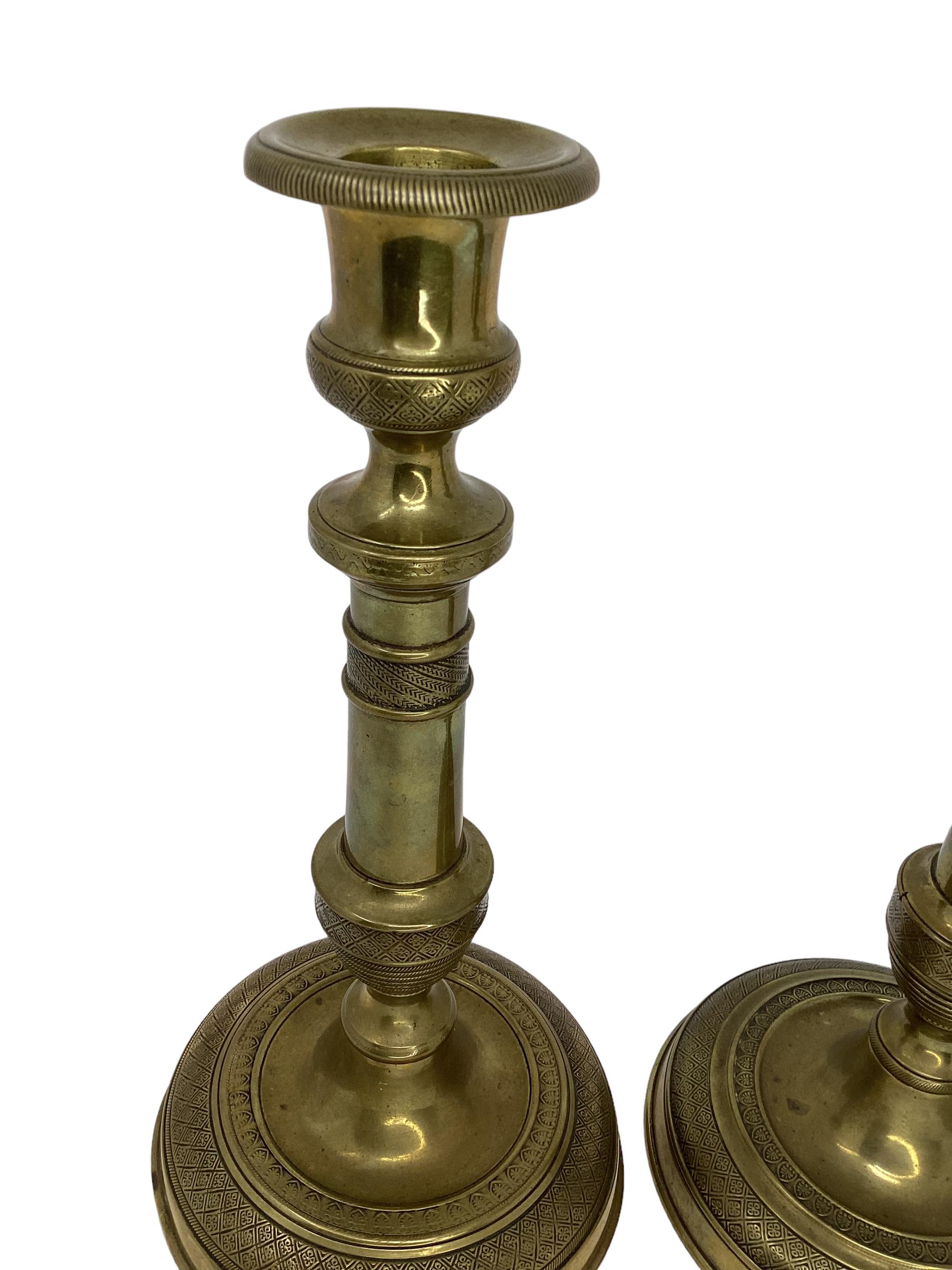 Coppia di candelieri francesi in ottone del XIX secolo in vendita 3