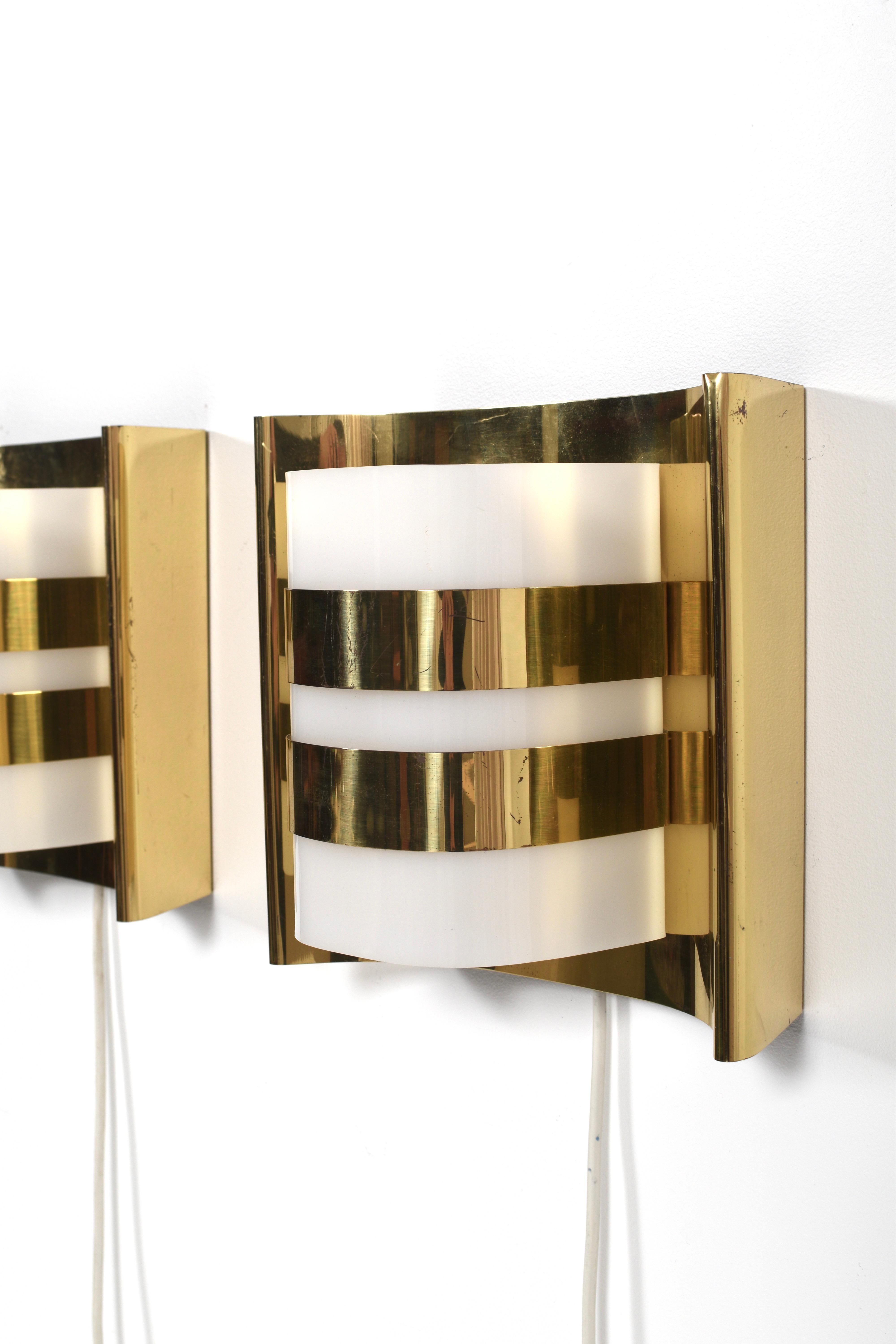 Coppia di lampade da parete in ottone e acrilico di Hans-Agne Jakobsson, modello V334/1, Svezia in vendita 3