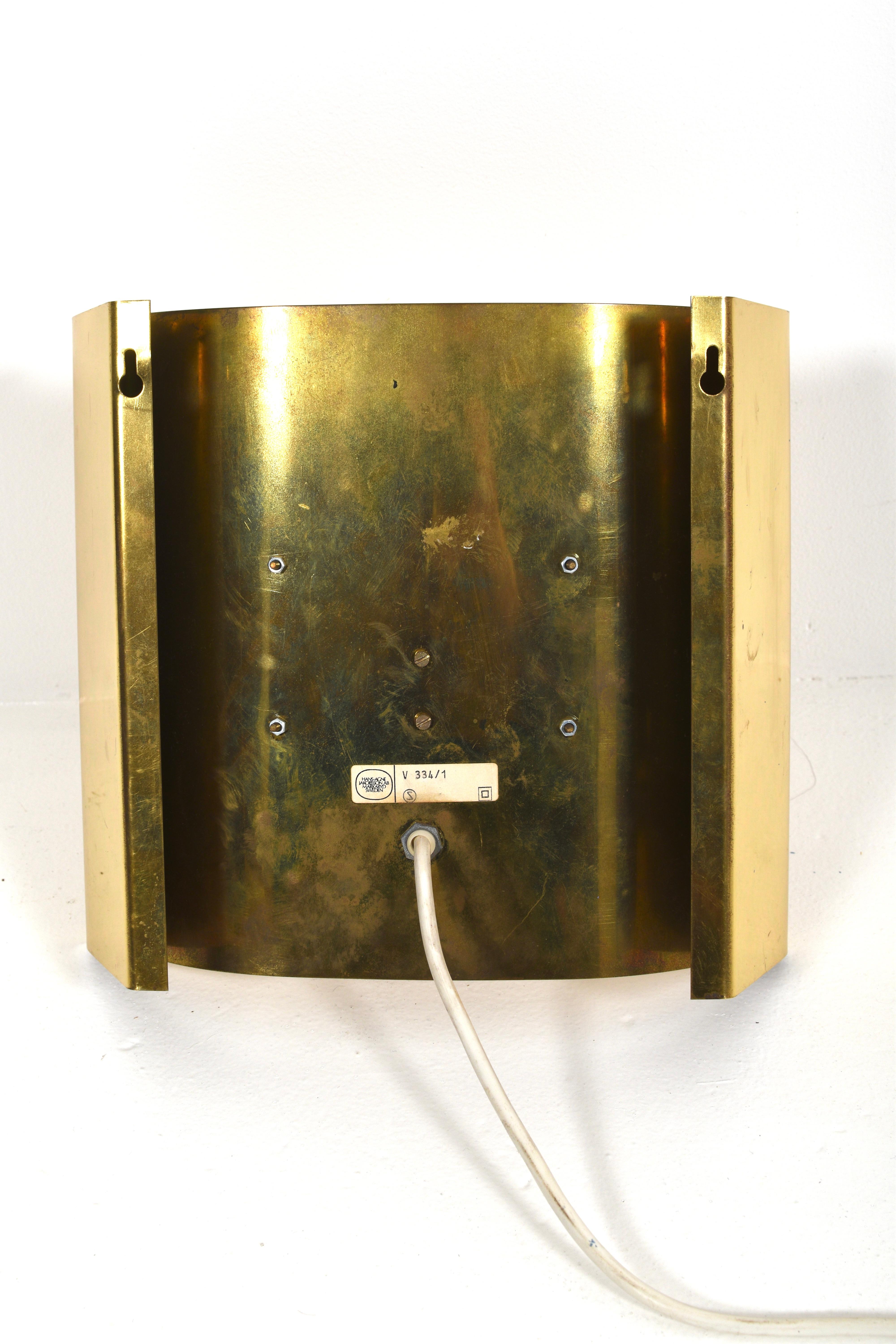 Coppia di lampade da parete in ottone e acrilico di Hans-Agne Jakobsson, modello V334/1, Svezia in vendita 4