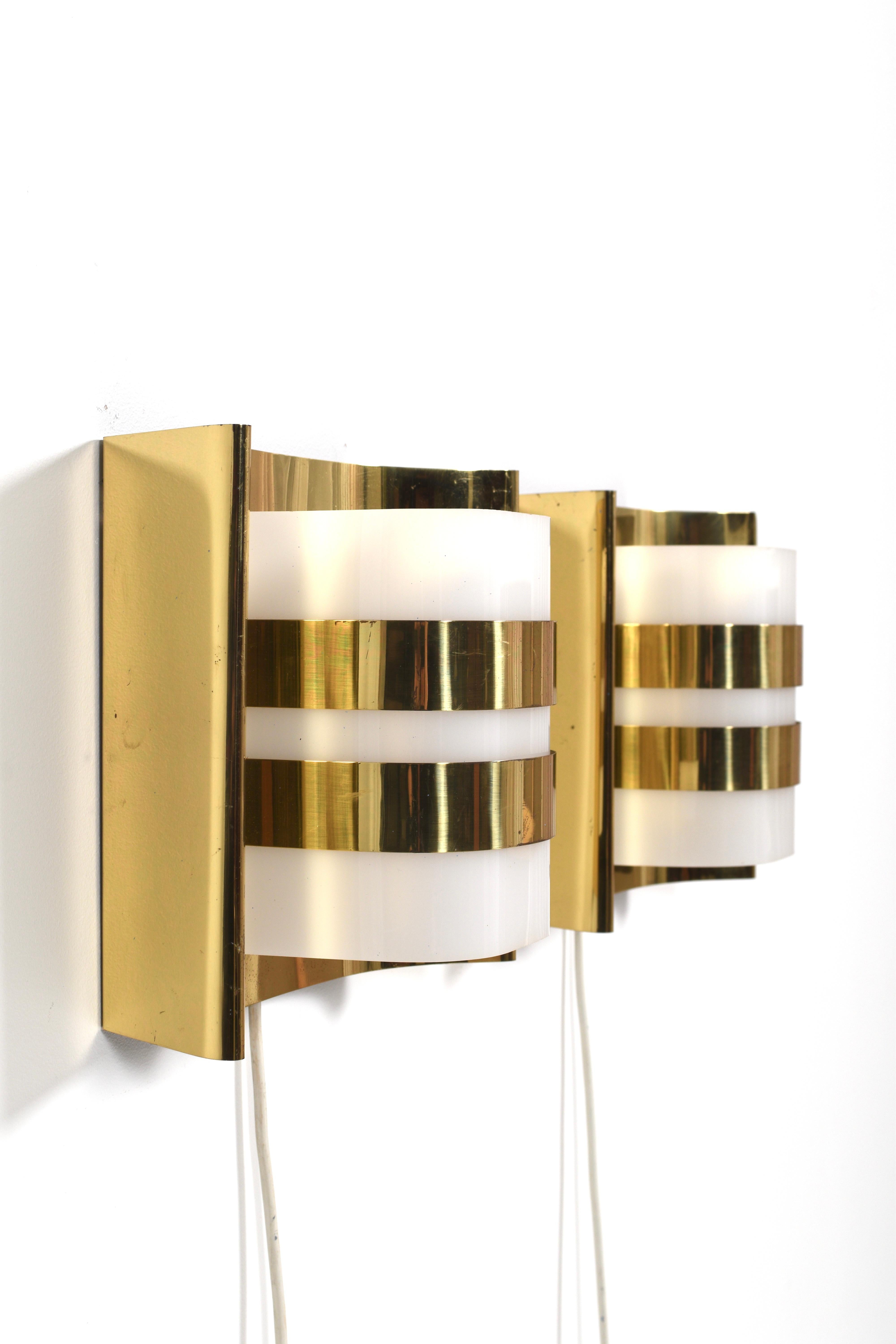 Coppia di lampade da parete in ottone e acrilico di Hans-Agne Jakobsson, modello V334/1, Svezia in vendita 5
