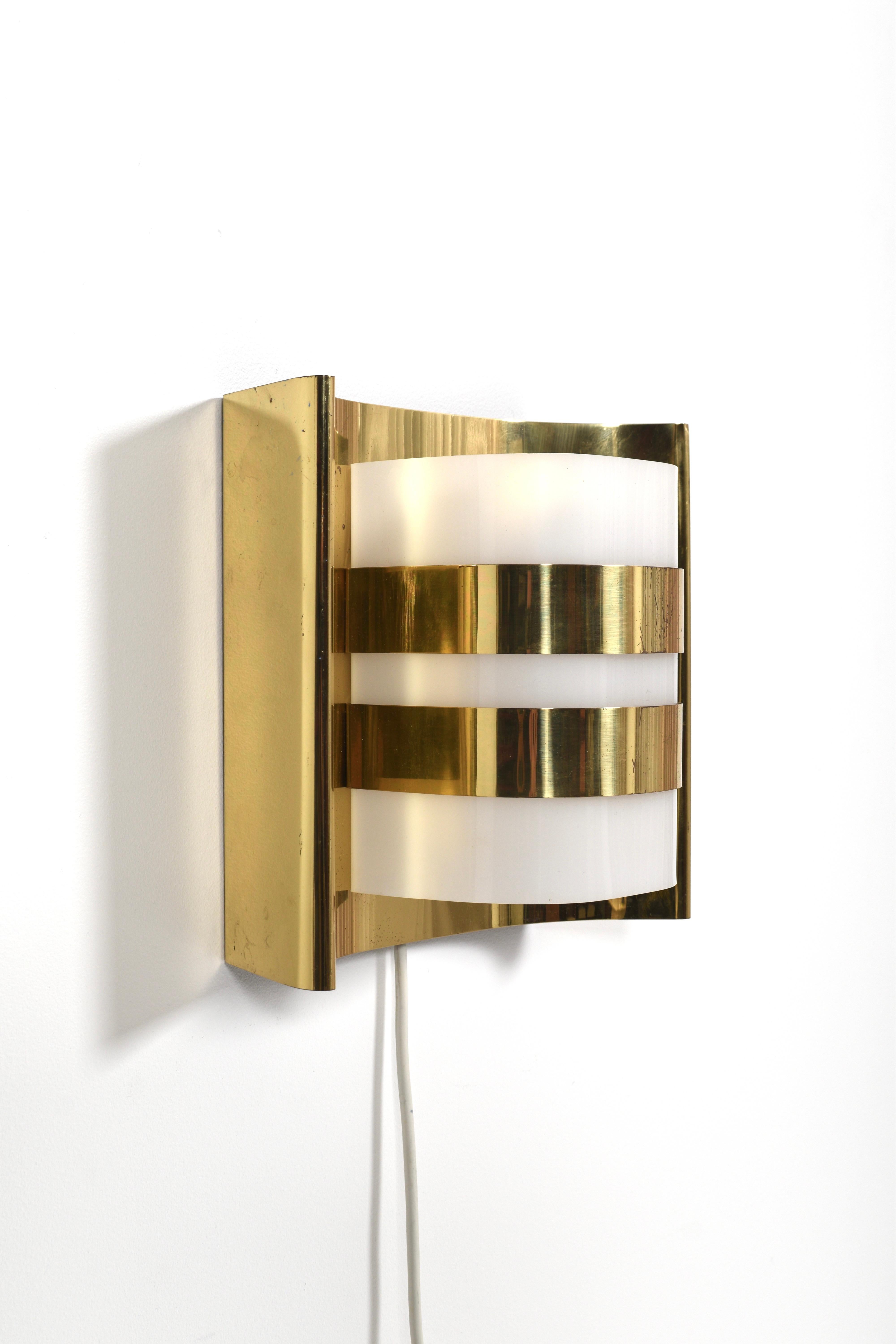 Coppia di lampade da parete in ottone e acrilico di Hans-Agne Jakobsson, modello V334/1, Svezia in vendita 6