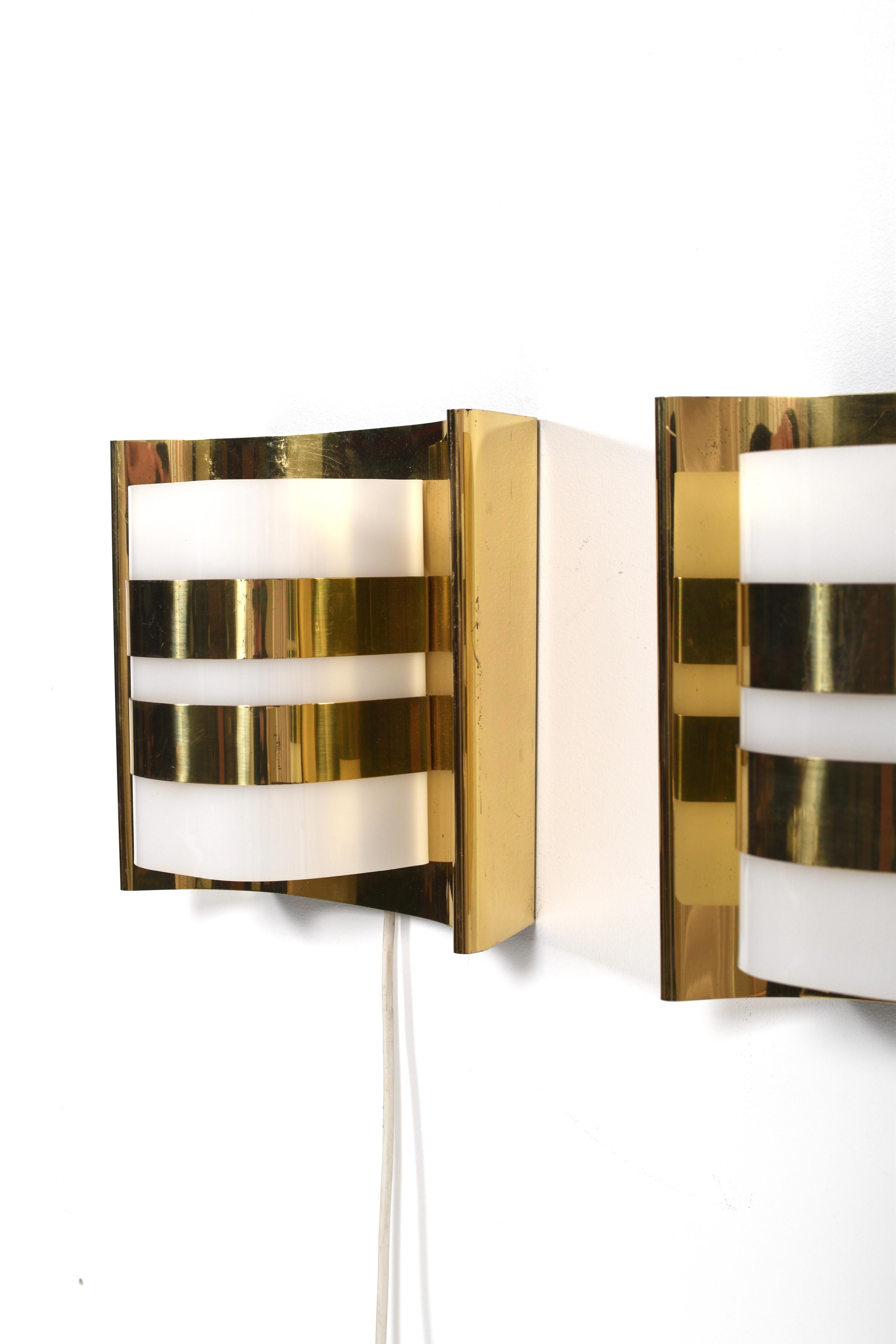 Coppia di lampade da parete in ottone e acrilico di Hans-Agne Jakobsson, modello V334/1, Svezia in vendita 7