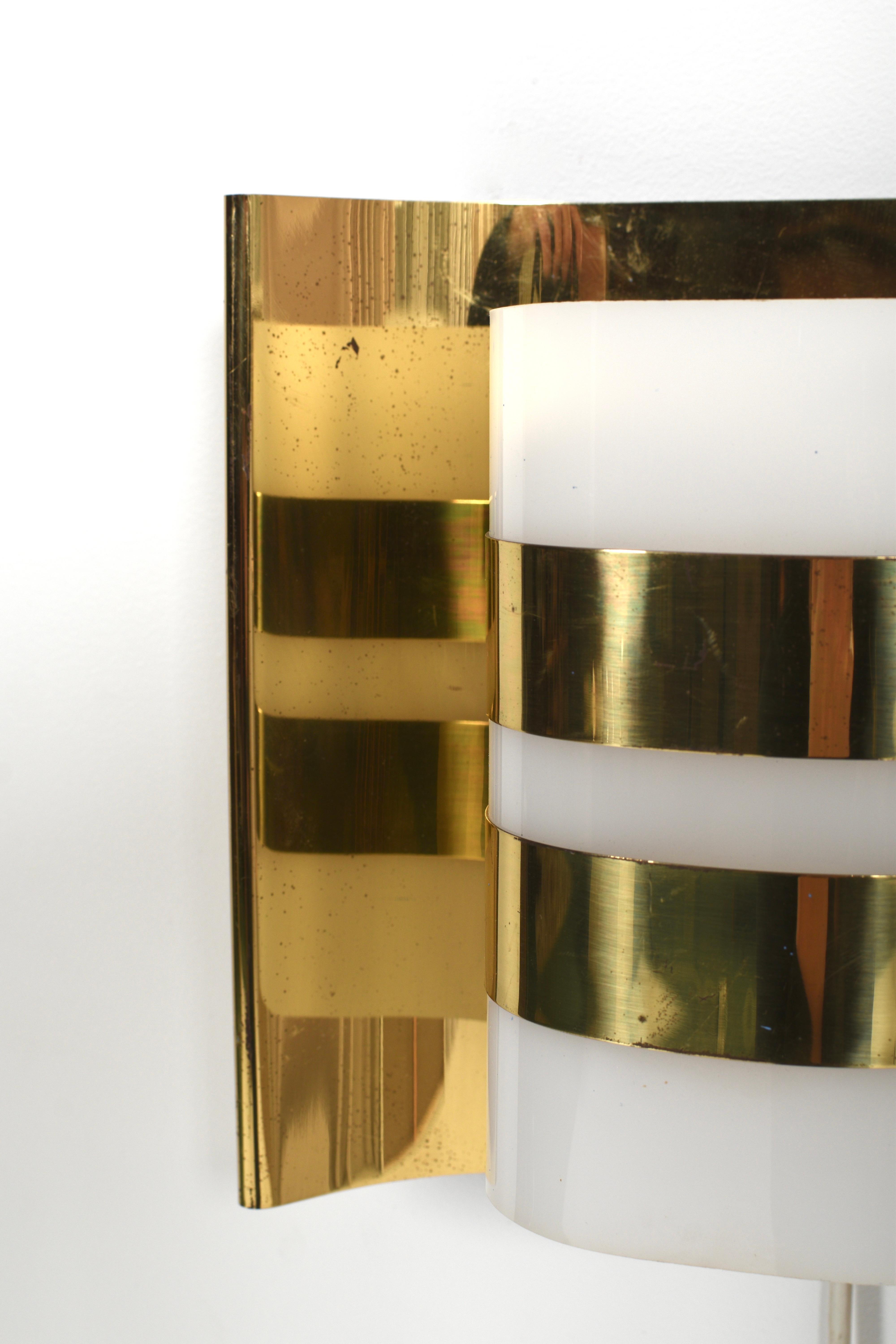 Coppia di lampade da parete in ottone e acrilico di Hans-Agne Jakobsson, modello V334/1, Svezia in vendita 8