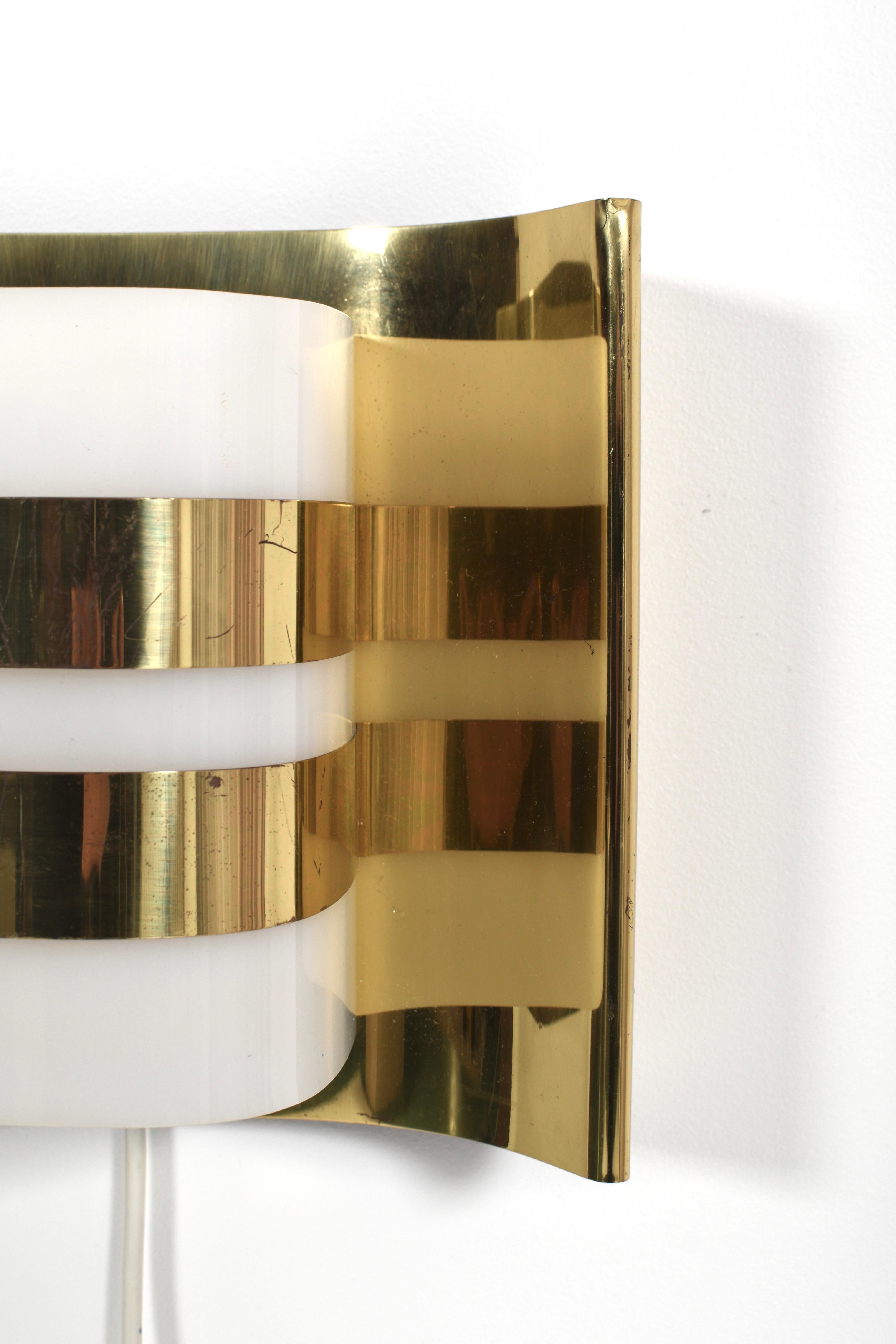 Coppia di lampade da parete in ottone e acrilico di Hans-Agne Jakobsson, modello V334/1, Svezia in vendita 9