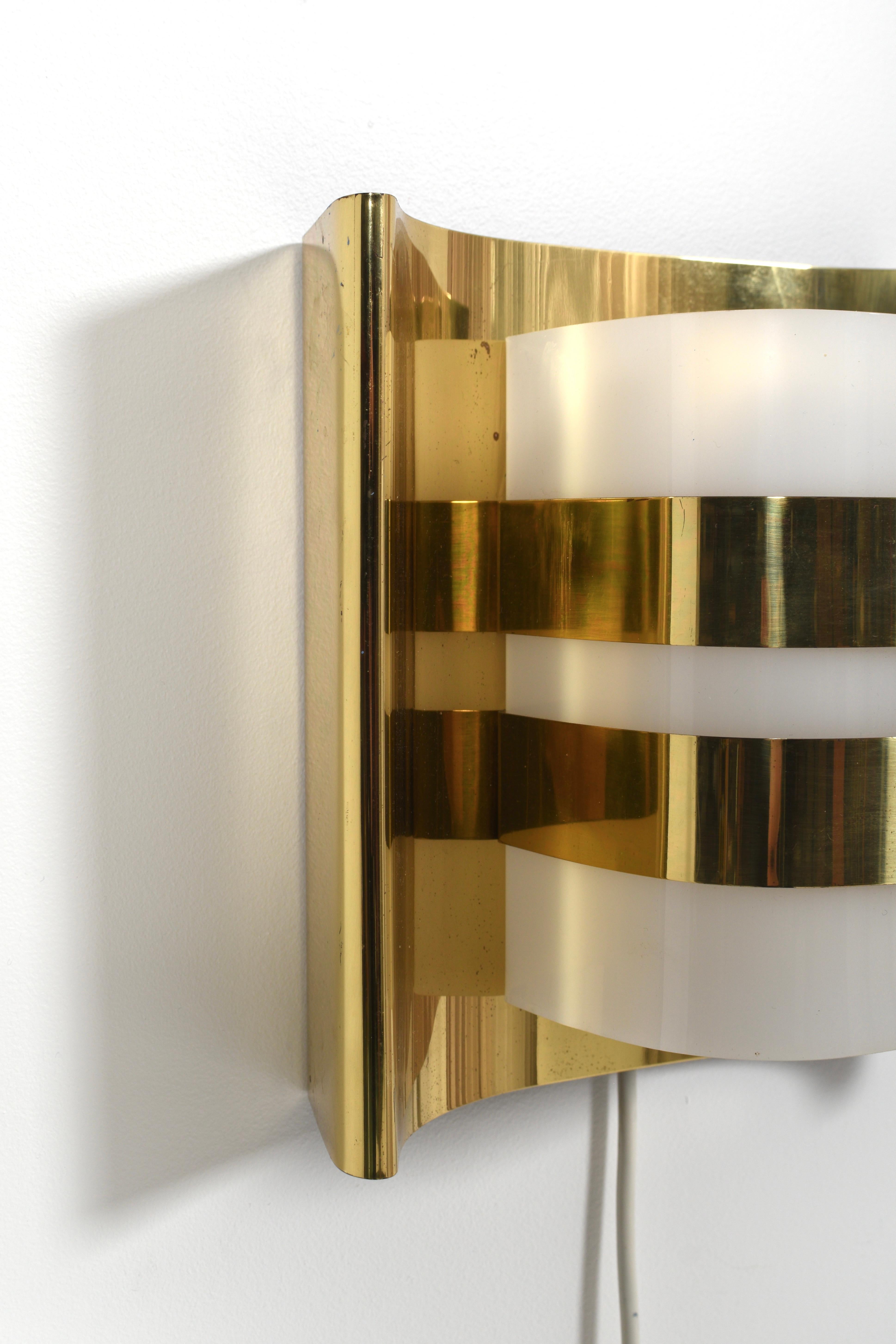 Coppia di lampade da parete in ottone e acrilico di Hans-Agne Jakobsson, modello V334/1, Svezia in vendita 10