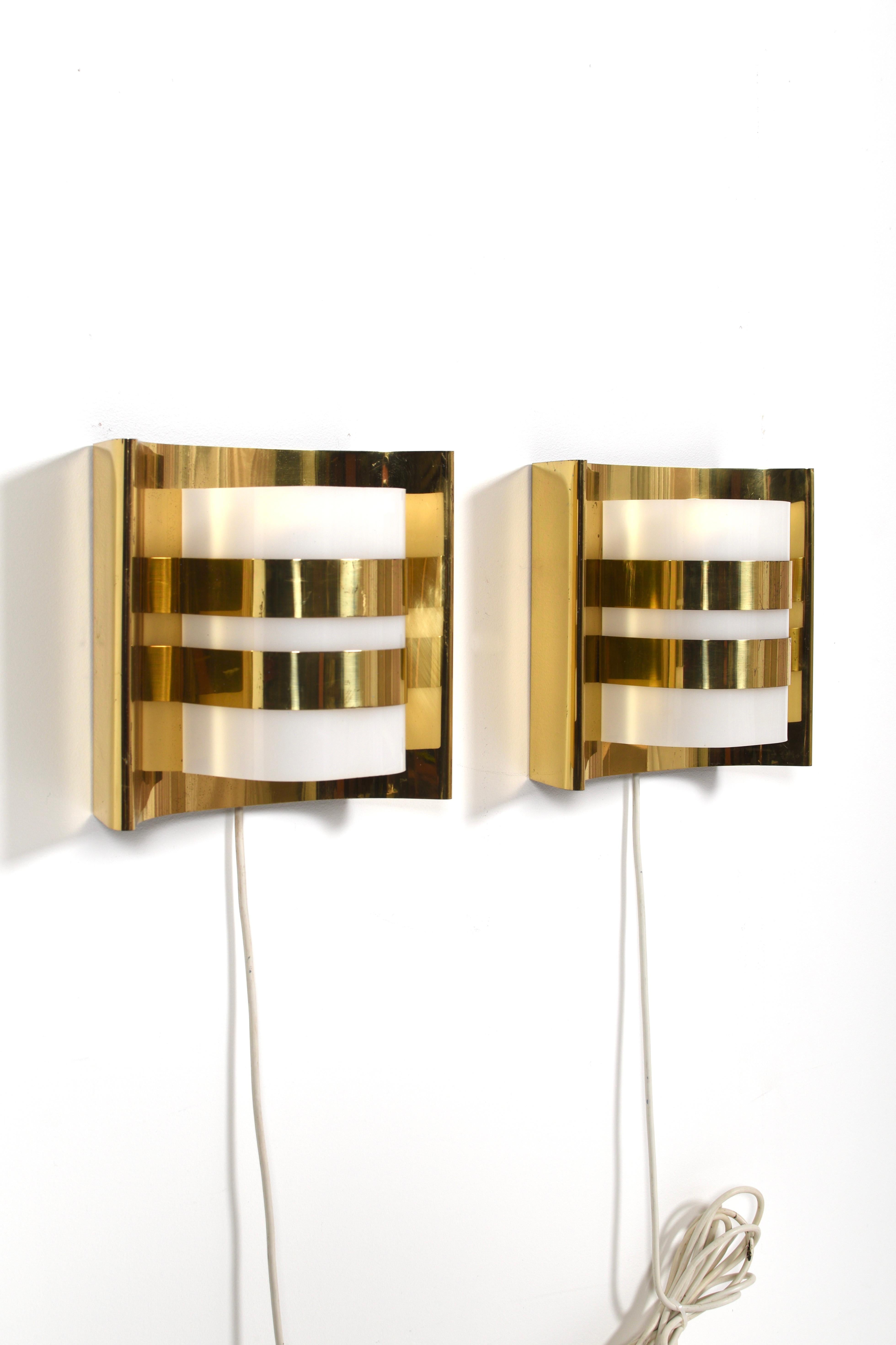 Mid-Century moderno Coppia di lampade da parete in ottone e acrilico di Hans-Agne Jakobsson, modello V334/1, Svezia in vendita