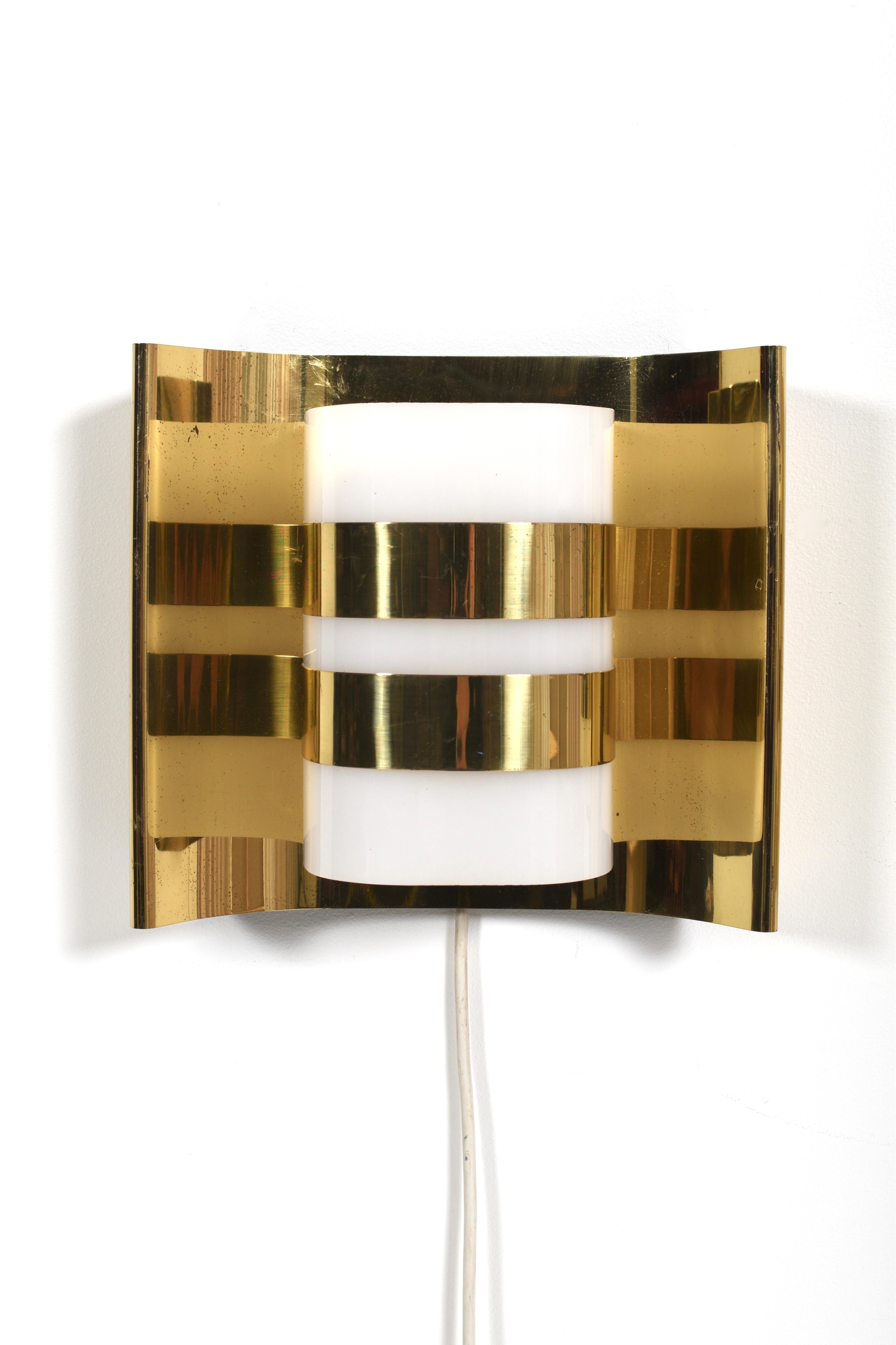 Svedese Coppia di lampade da parete in ottone e acrilico di Hans-Agne Jakobsson, modello V334/1, Svezia in vendita