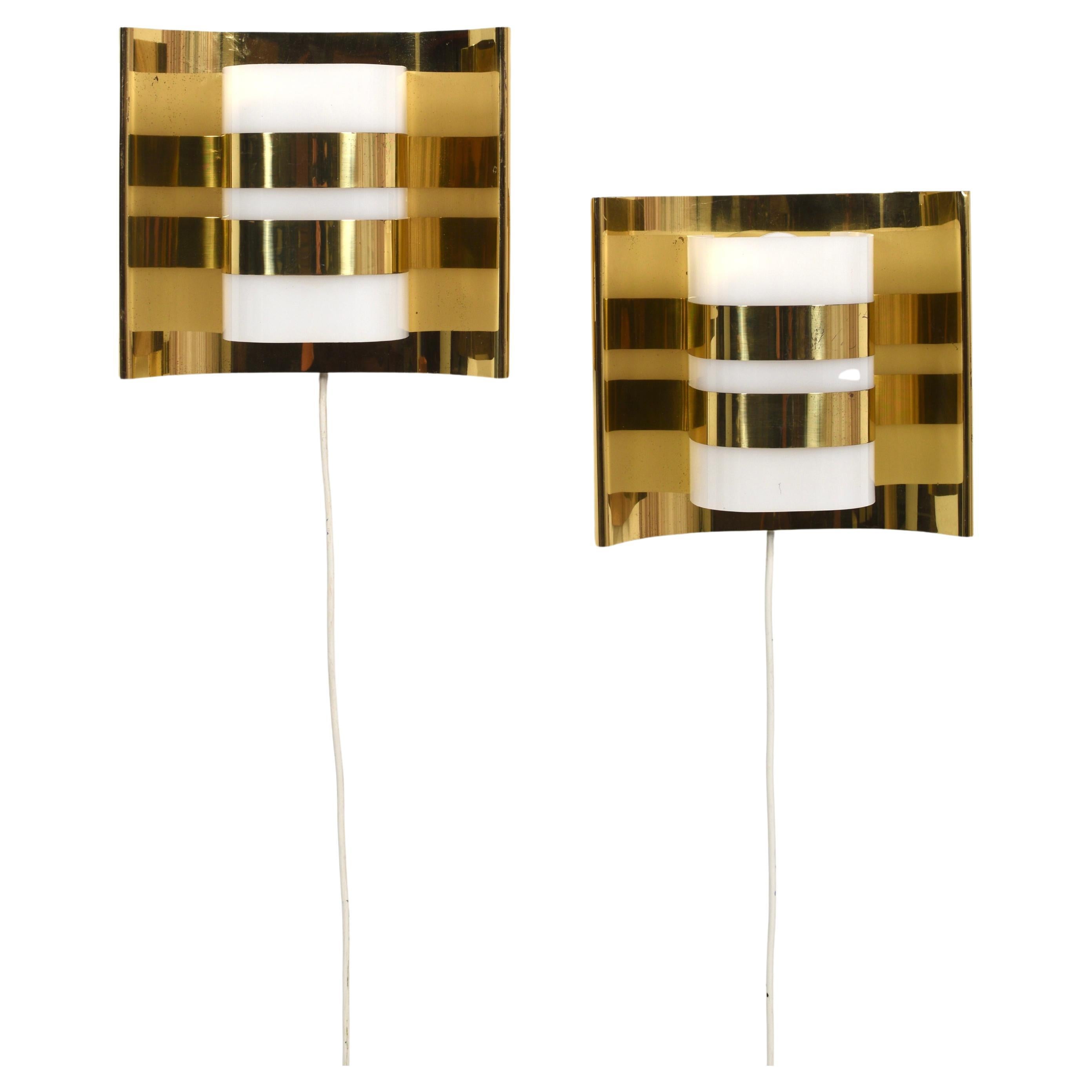 Coppia di lampade da parete in ottone e acrilico di Hans-Agne Jakobsson, modello V334/1, Svezia In condizioni buone in vendita a Göteborg, SE