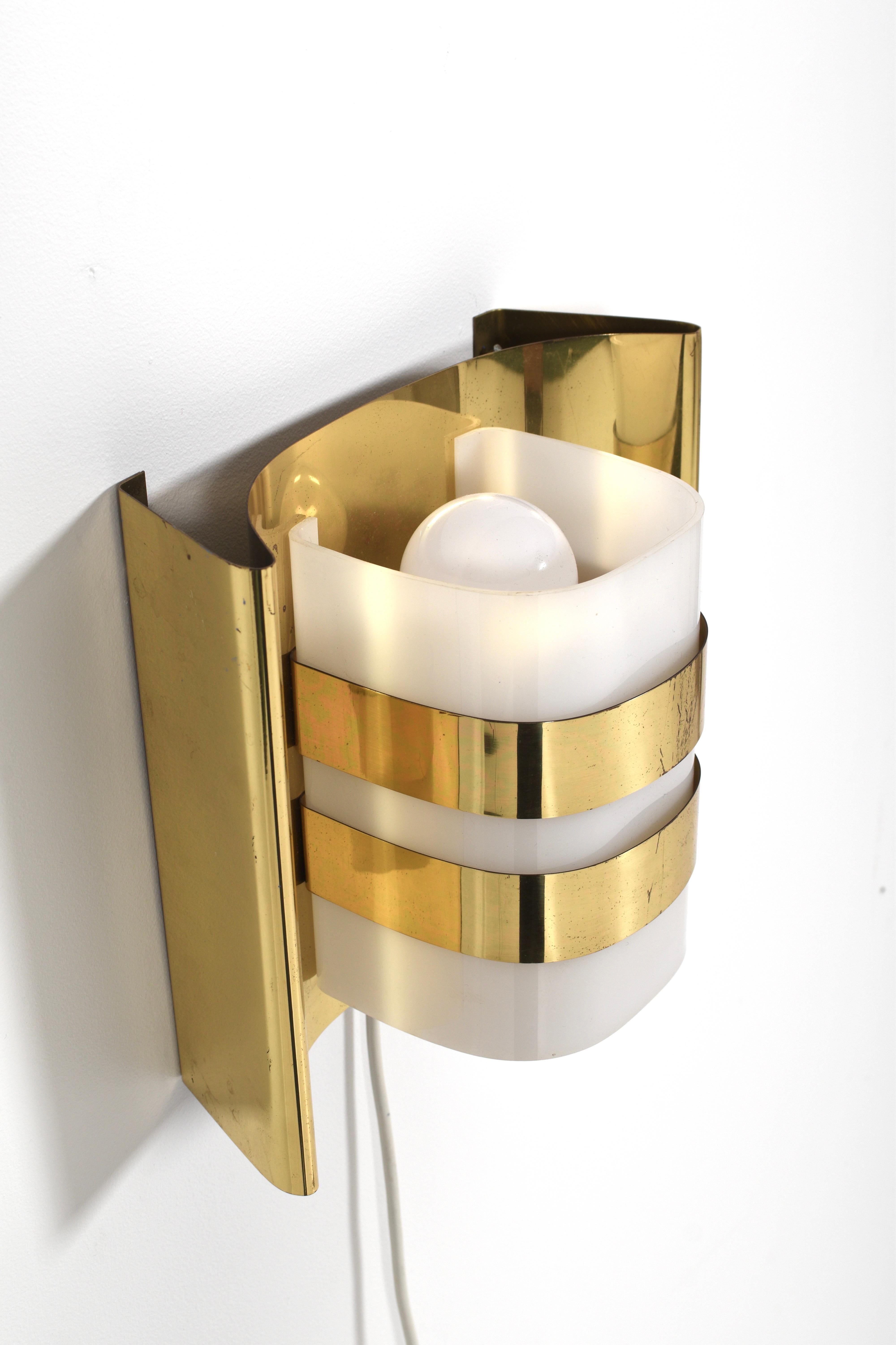 Metà XX secolo Coppia di lampade da parete in ottone e acrilico di Hans-Agne Jakobsson, modello V334/1, Svezia in vendita