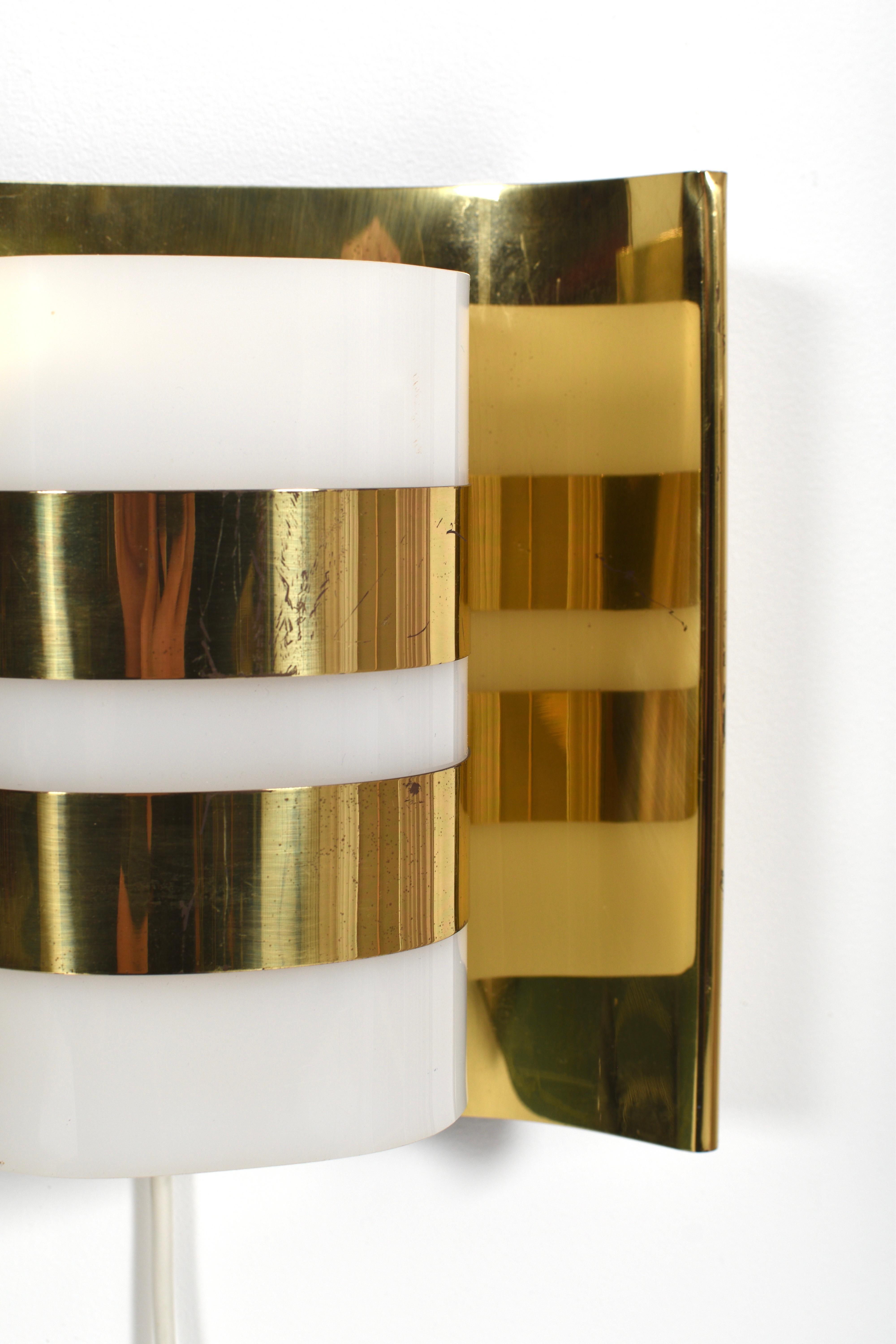 Ottone Coppia di lampade da parete in ottone e acrilico di Hans-Agne Jakobsson, modello V334/1, Svezia in vendita