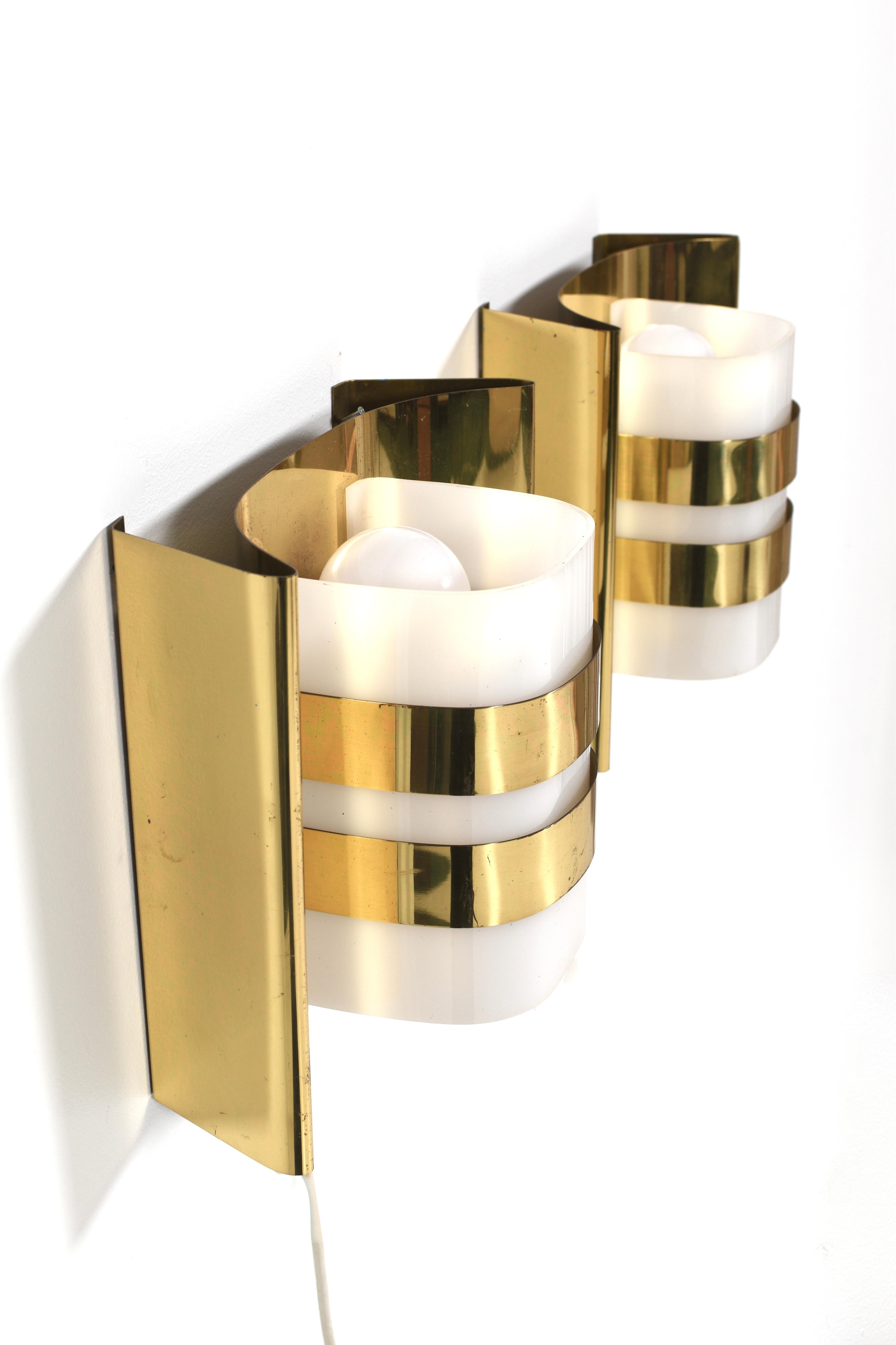 Coppia di lampade da parete in ottone e acrilico di Hans-Agne Jakobsson, modello V334/1, Svezia in vendita 1