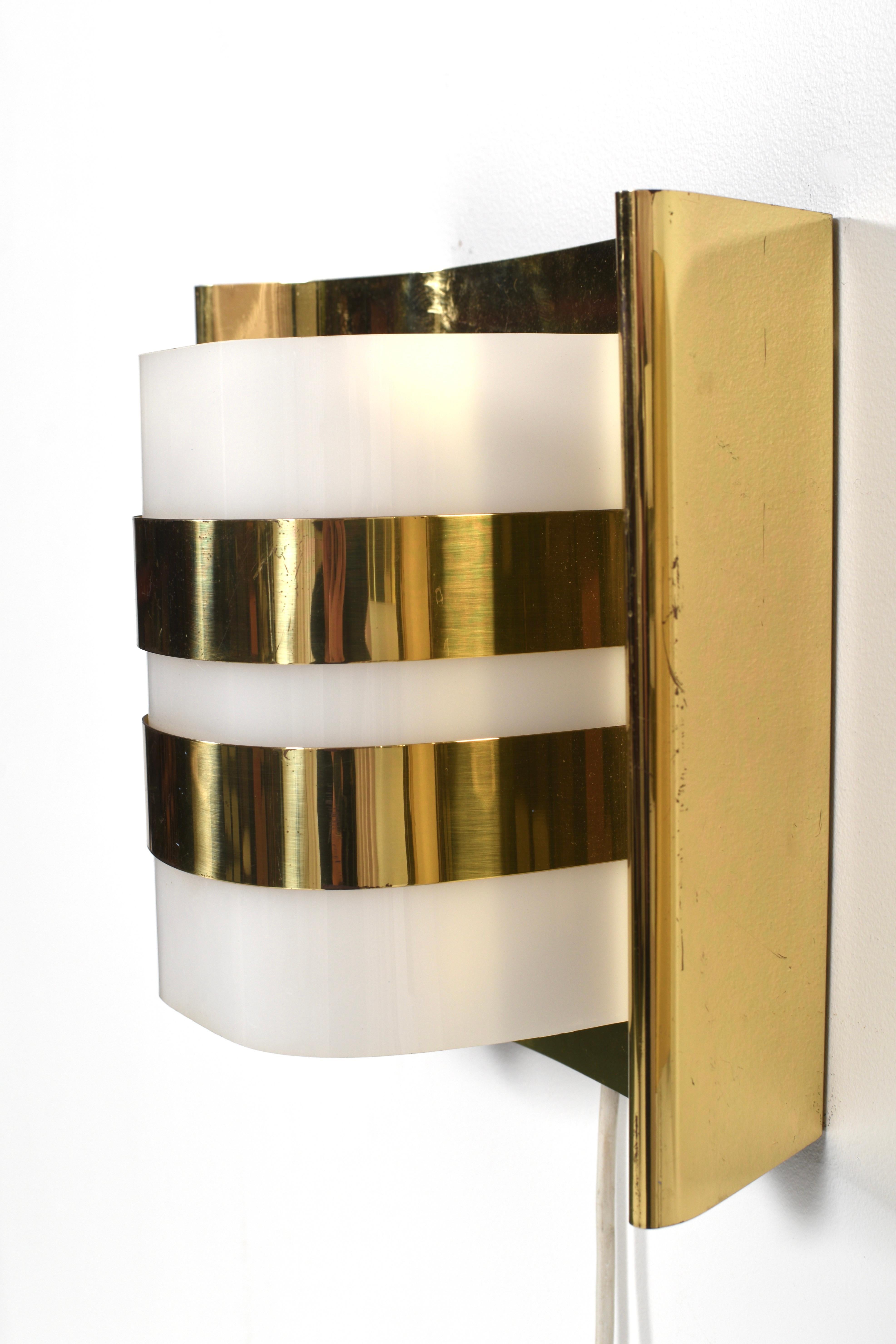 Coppia di lampade da parete in ottone e acrilico di Hans-Agne Jakobsson, modello V334/1, Svezia in vendita 2