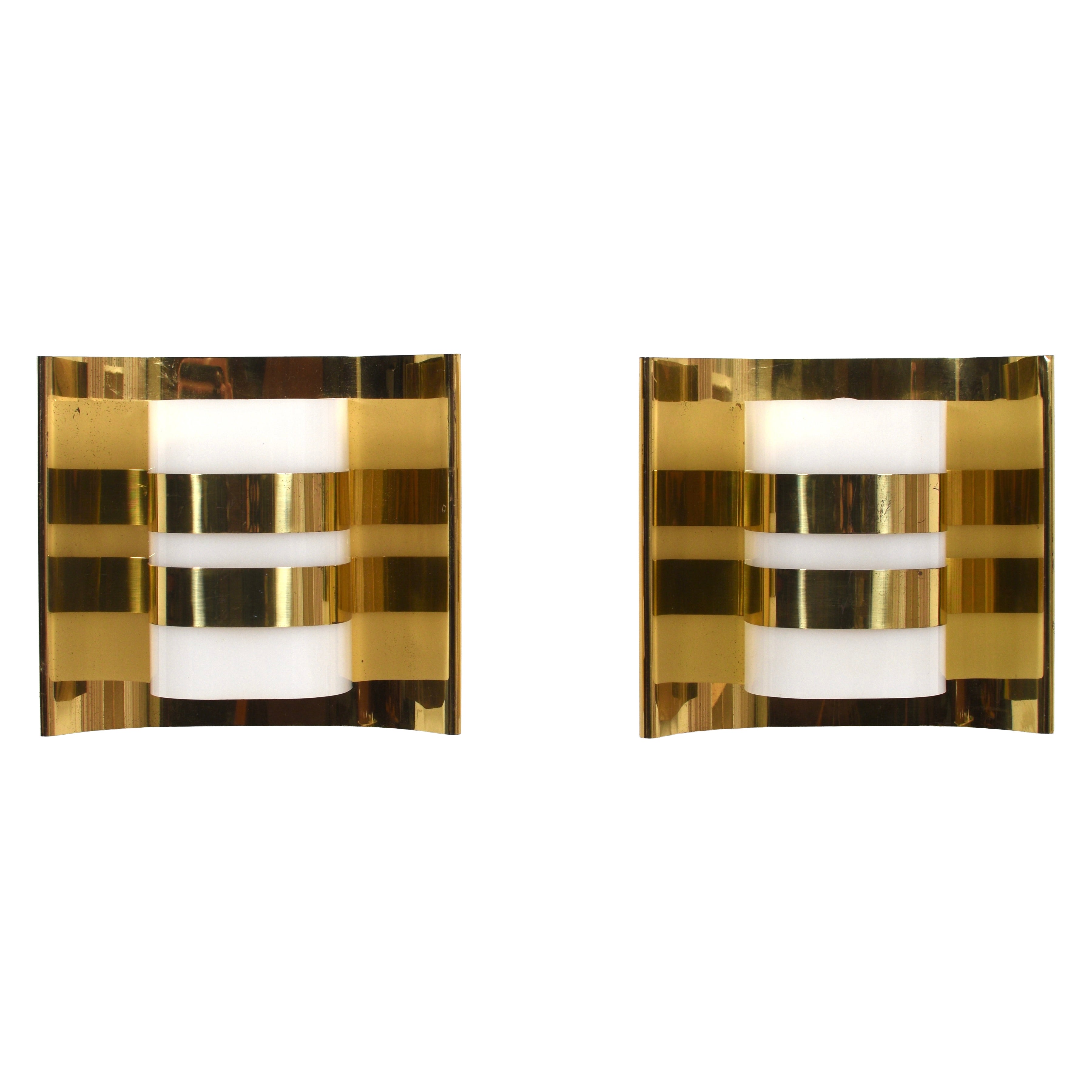 Coppia di lampade da parete in ottone e acrilico di Hans-Agne Jakobsson, modello V334/1, Svezia in vendita