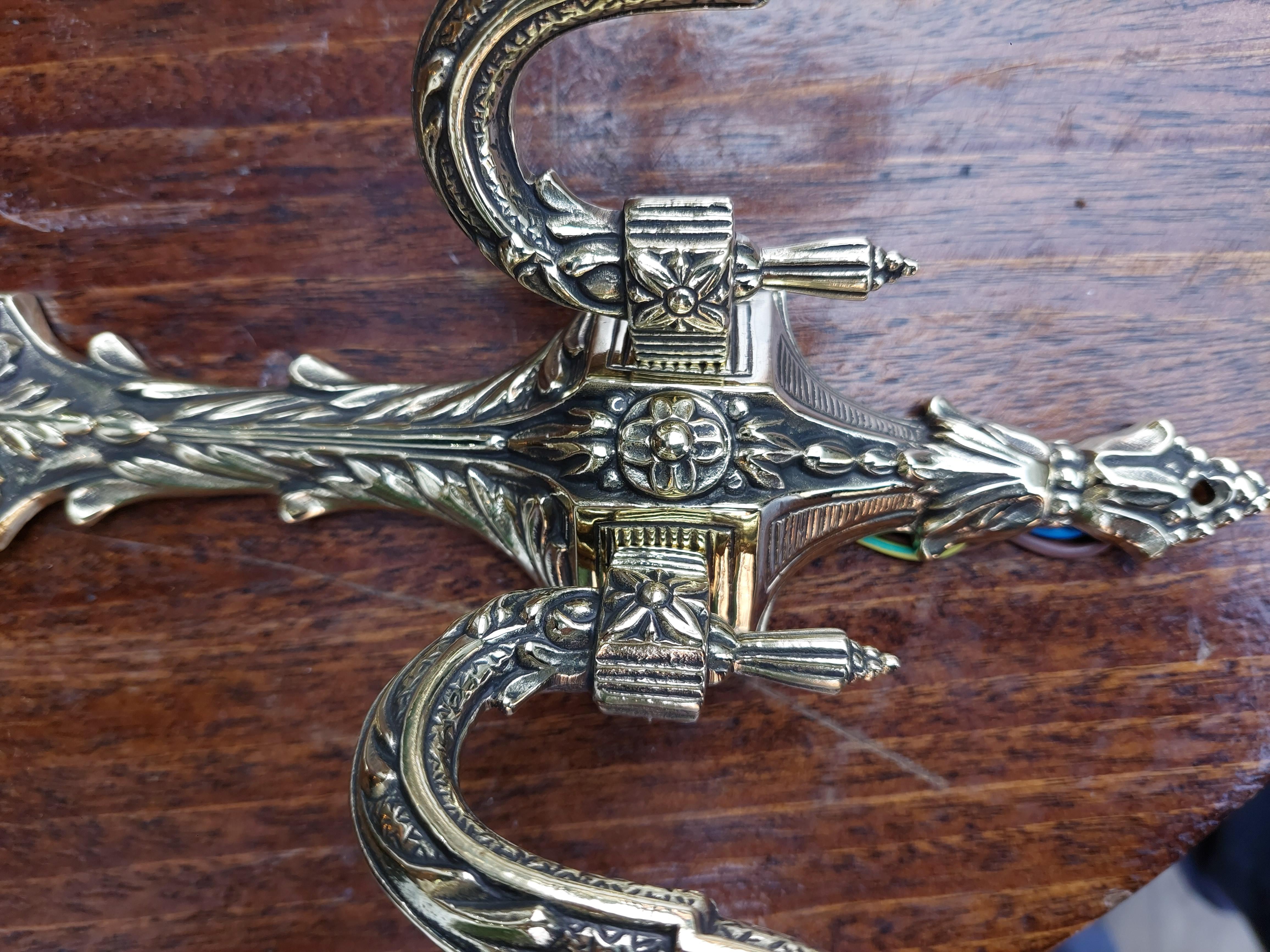 Anglais Pair of Brass Adam-Style Twin-Branch Wall Lights en vente