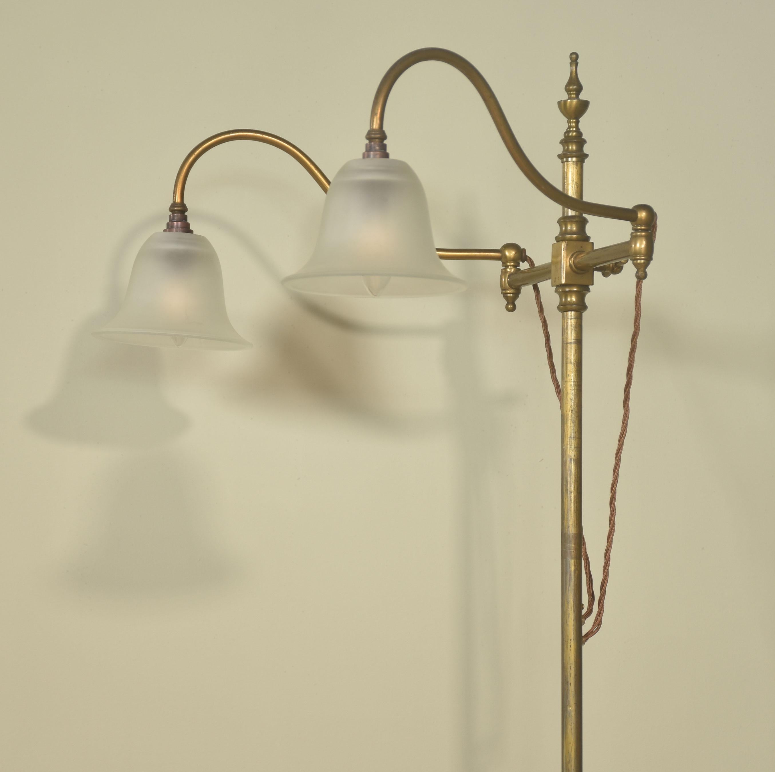 Paire de lampes de lecture ajustables en laiton en vente 4