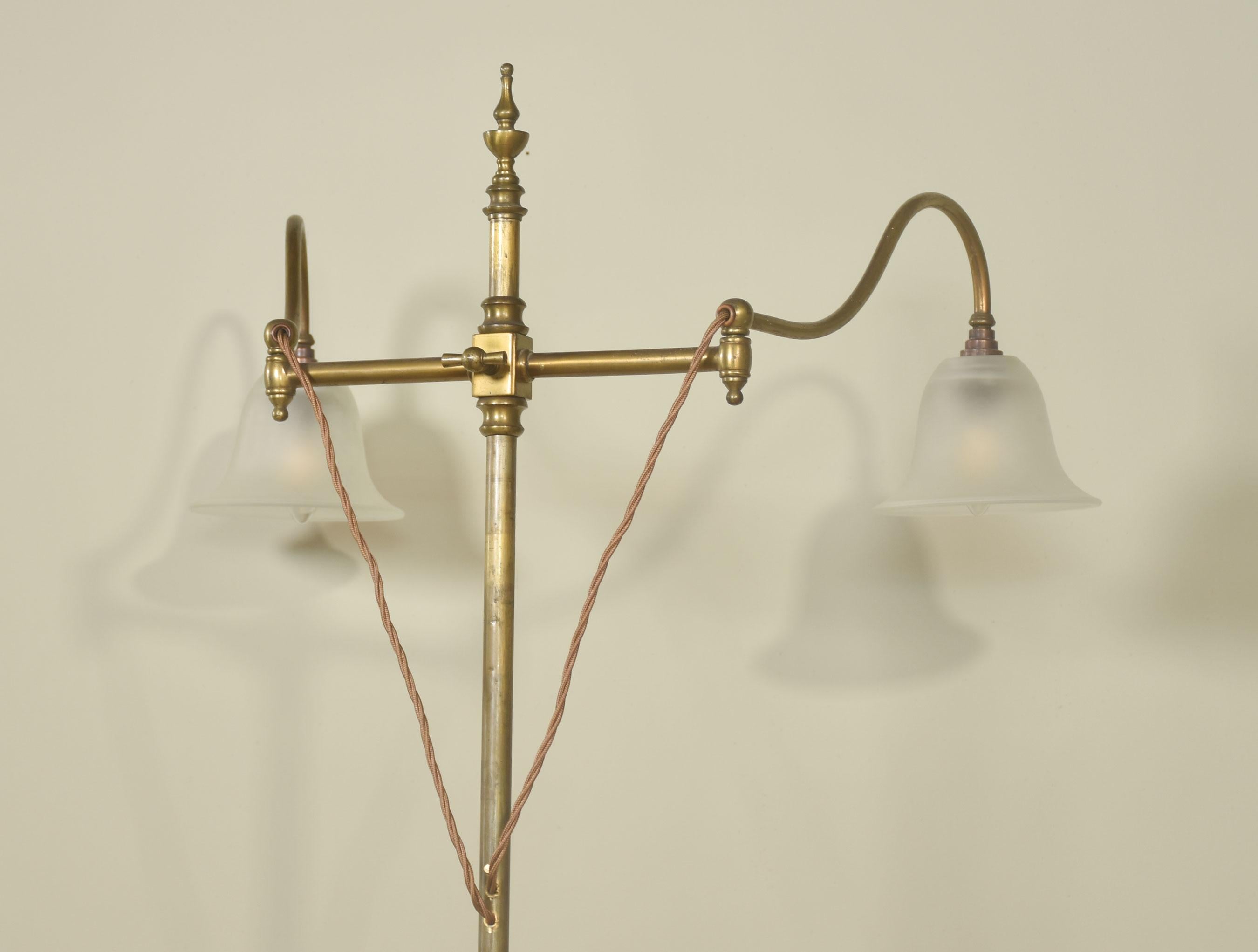Paire de lampes de lecture ajustables en laiton en vente 6